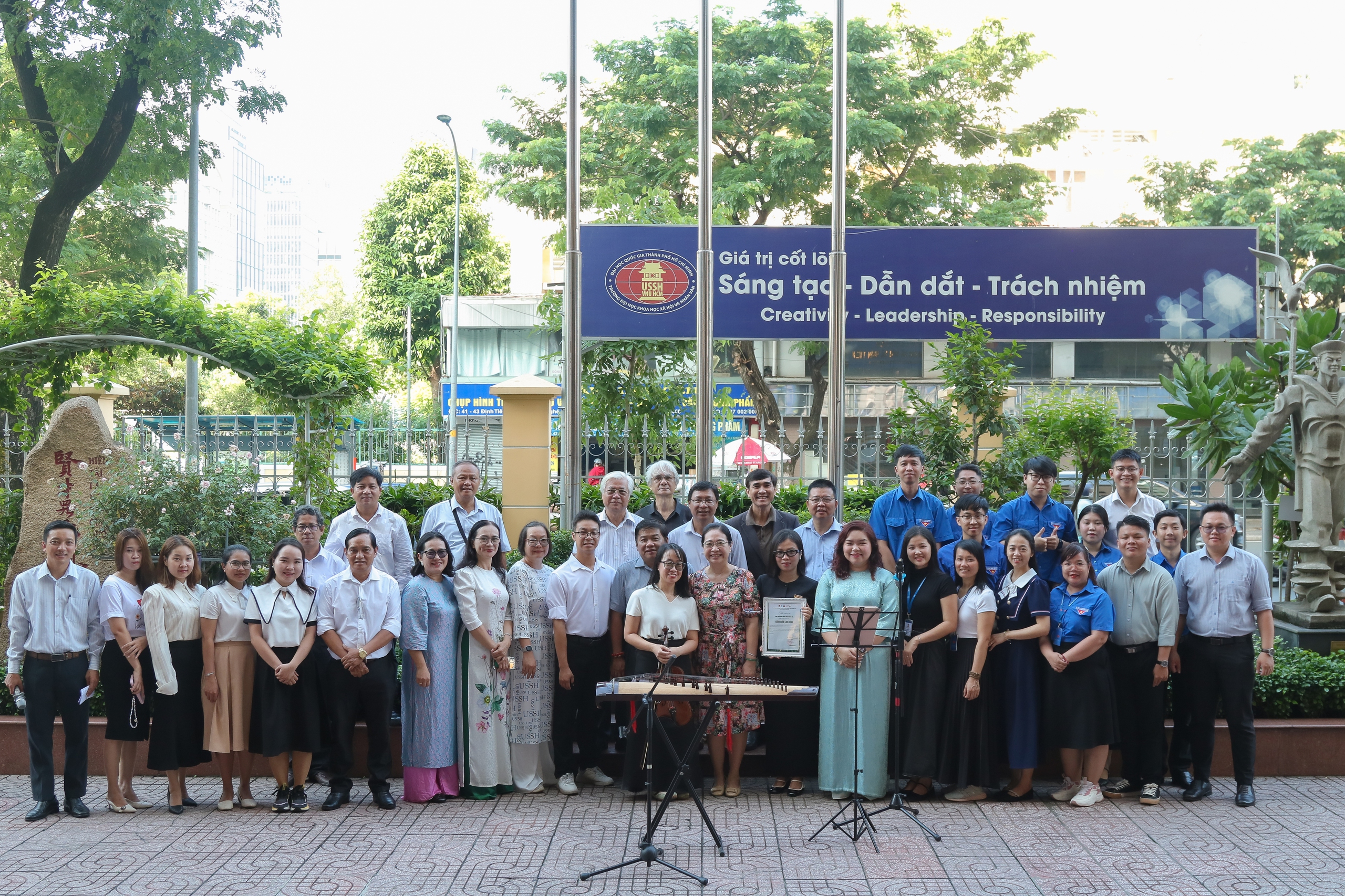 Buổi chào cờ truyền cảm hứng tại Trường Đại học Khoa học Xã hội và Nhân văn TP HCM - Ảnh 6. Buổi chào cờ truyền cảm hứng tại Trường Đại học Khoa học Xã hội và Nhân văn TP HCM - Ảnh 6.
