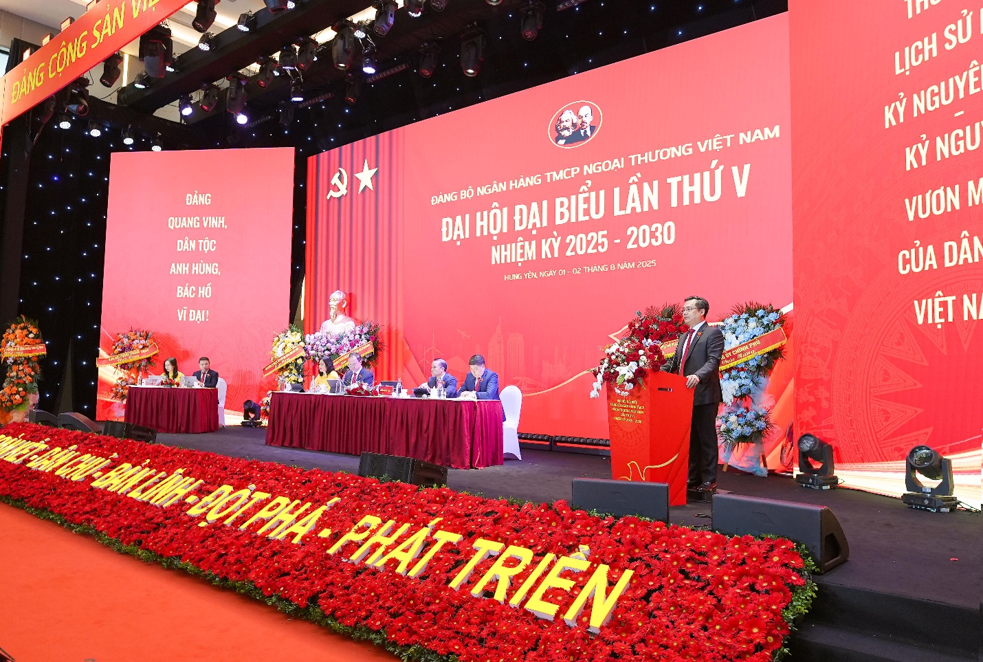 Đại hội Đảng bộ Vietcombank lần V: Giữ vai trò “sếu đầu đàn”, dẫn dắt phát triển đất nước- Ảnh 1.