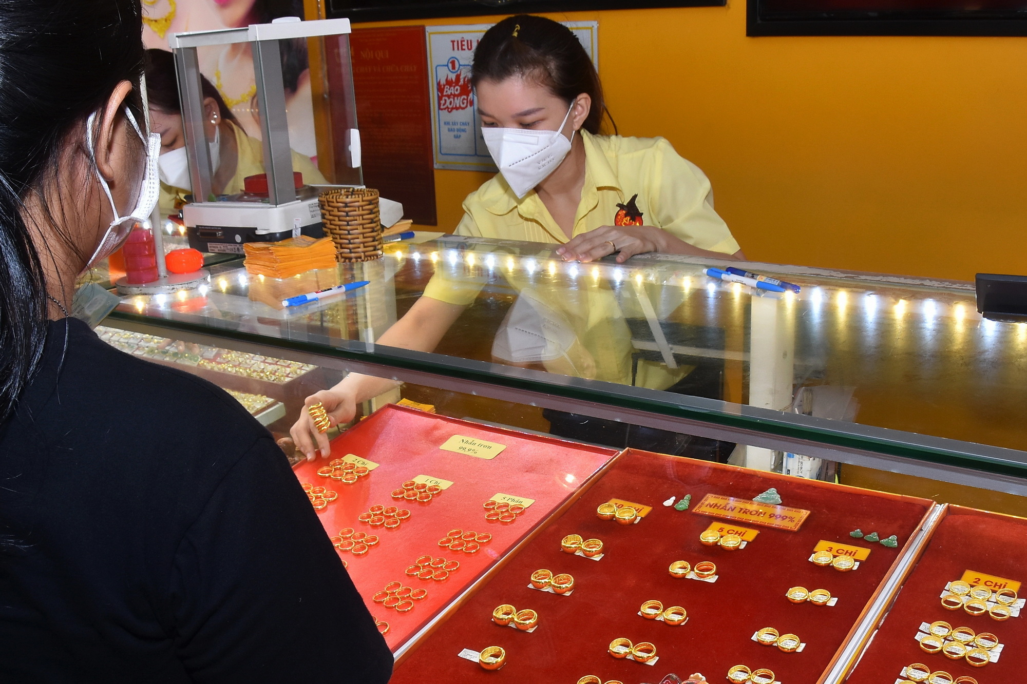 오늘(8월 5일) 금 가격: 연준의 금리 인하 예상으로 금 가격이 급등했습니다 - 이미지 1. Giá vàng hôm nay, 5-8: Bật tăng mạnh khi thị trường kỳ vọng Fed giảm lãi suất - Ảnh 1.