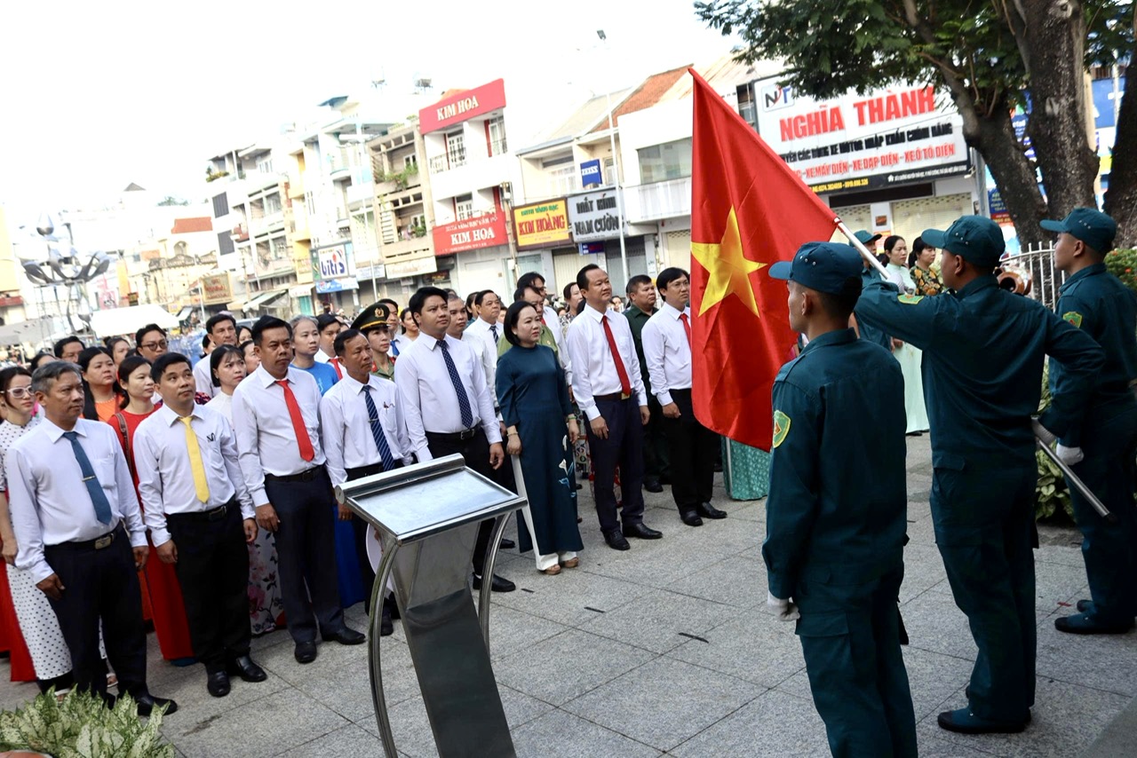 Chào cờ phường Bình Dương: Buổi lễ đặc biệt khơi dậy tinh thần trách nhiệm - Ảnh 4.