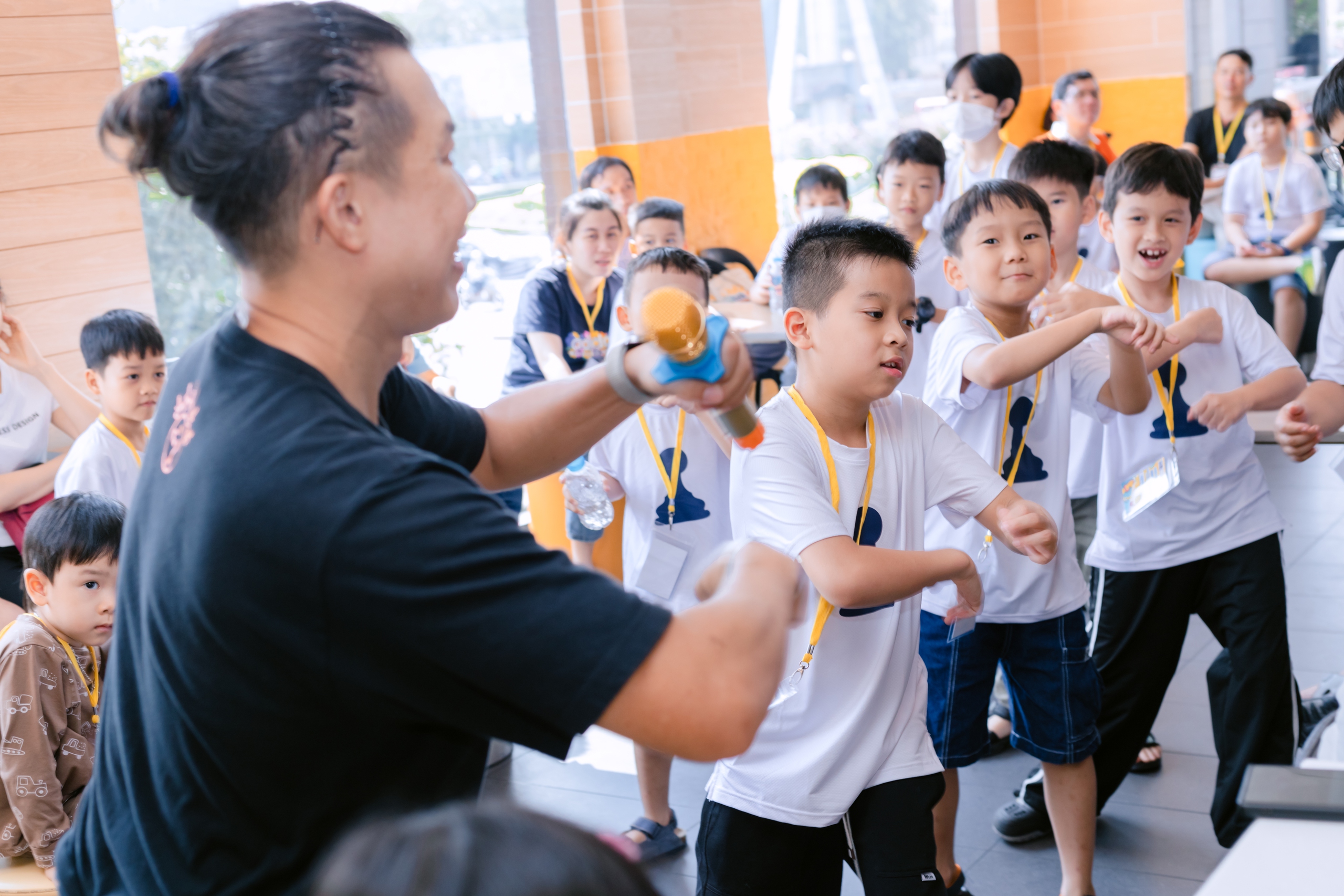 Kỳ thủ cờ vua năng động, thi đấu kết hợp cùng nhảy zumba- Ảnh 2. Kỳ thủ cờ vua năng động, thi đấu kết hợp cùng nhảy zumba- Ảnh 2.