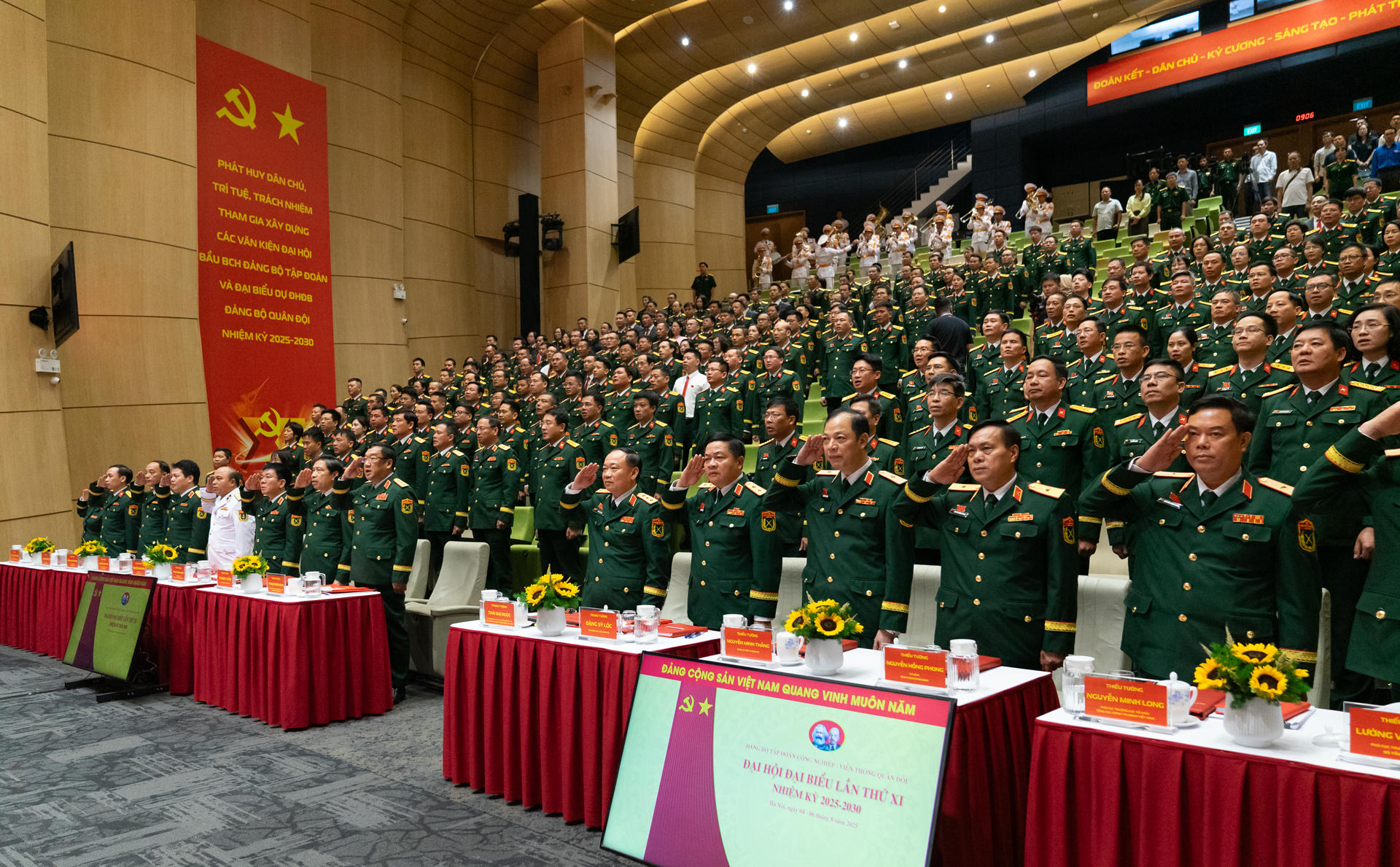 Viettel vyrábí mnoho typů zbraní a moderního, high-tech vybavení - Foto 1. Viettel sản xuất nhiều loại vũ khí, trang bị công nghệ cao, hiện đại- Ảnh 1.