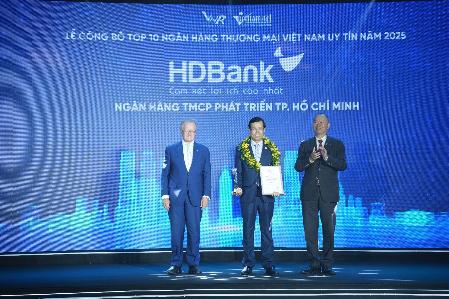 HDBank giữ vị trí thứ 3 Top ngân hàng niêm yết uy tín và hiệu quả nhất Việt Nam- Ảnh 1. HDBank giữ vị trí thứ 3 Top ngân hàng niêm yết uy tín và hiệu quả nhất Việt Nam- Ảnh 1.