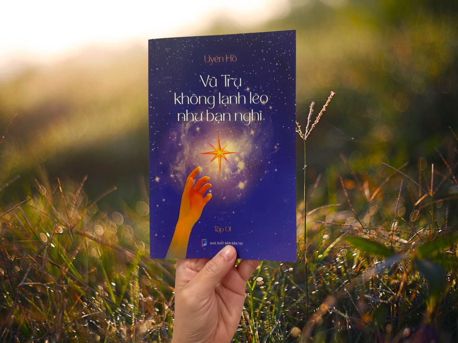 Uyên Hồ khởi xướng Lan Tỏa Ánh Sáng: Rút ngắn khoảng cách tác giả – độc giả bằng những video cảm xúc- Ảnh 1.