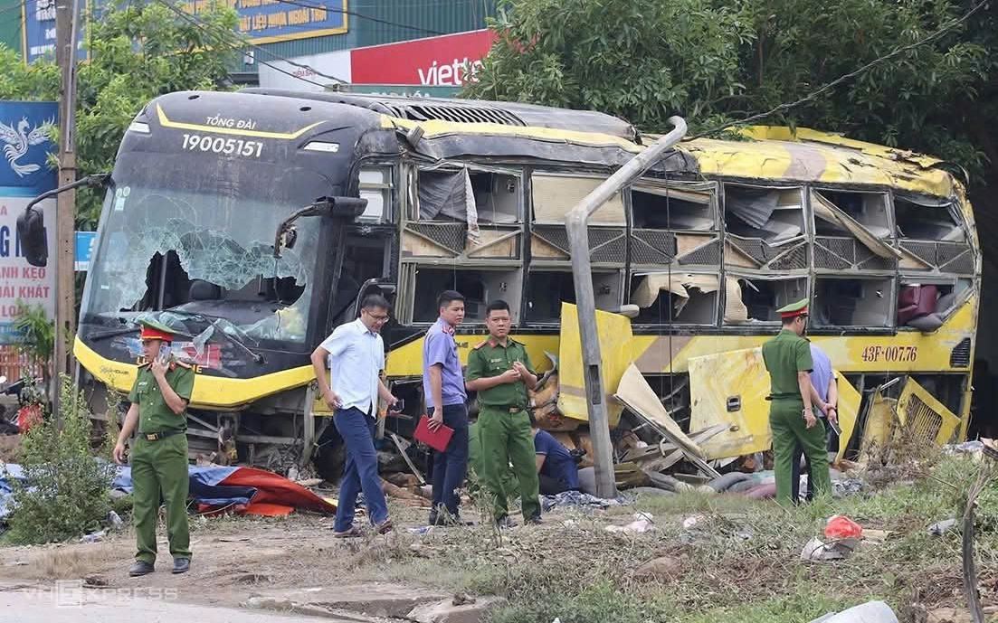 Lật xe kh&aacute;ch tr&ecirc;n quốc lộ, 7 người tử vong - Ảnh 2.