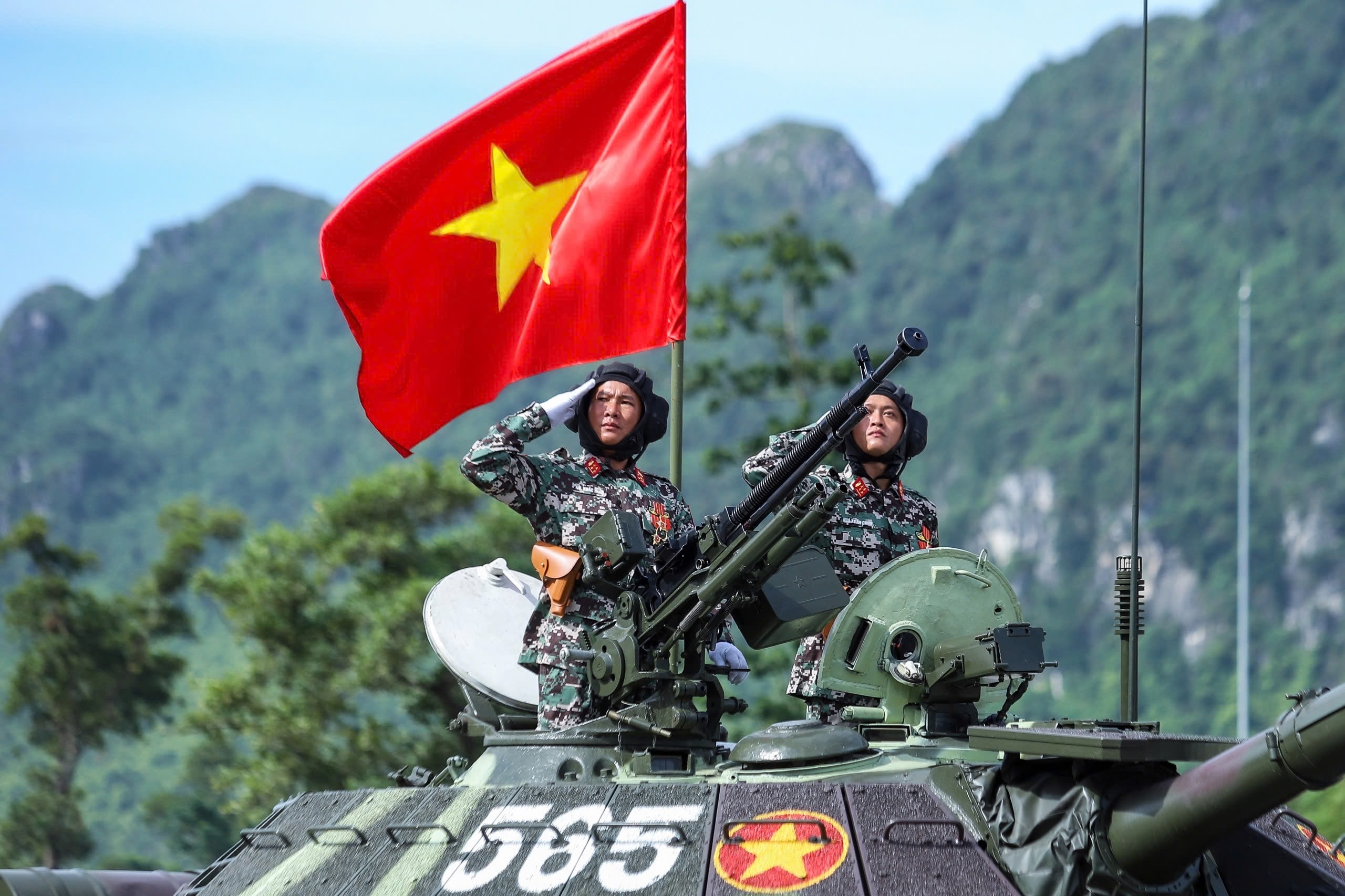 VIDEO: Chiêm ngưỡng xe tăng, tên lửa hợp luyện trong nắng gắt - Ảnh 3.