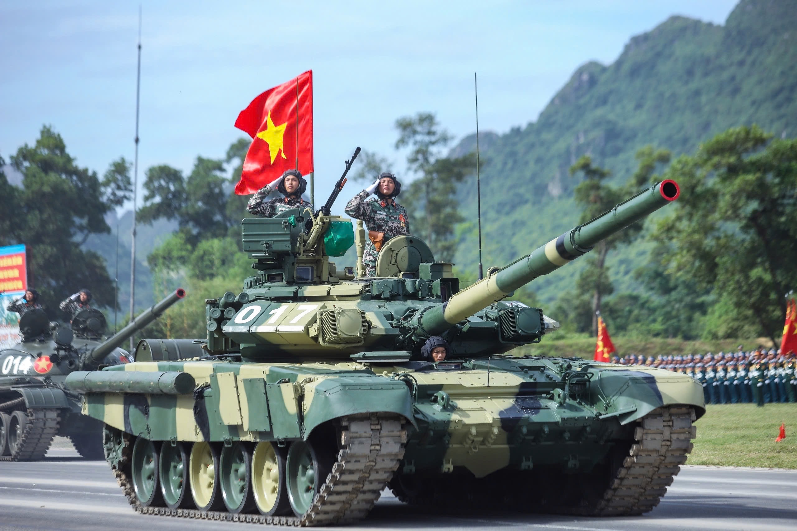 VIDEO: Chiêm ngưỡng xe tăng, tên lửa hợp luyện trong nắng gắt - Ảnh 7.