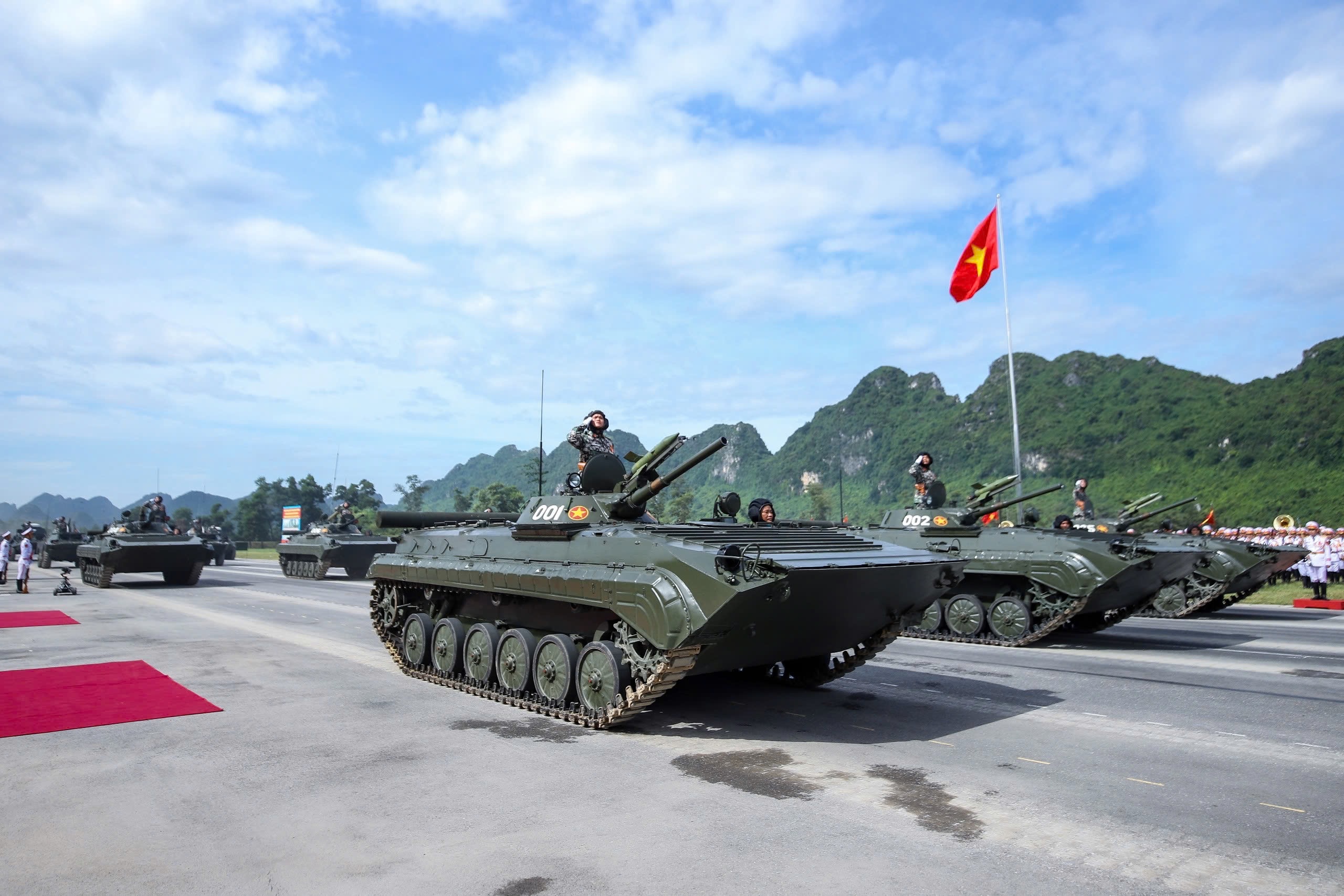 VIDEO: Chiêm ngưỡng xe tăng, tên lửa hợp luyện trong nắng gắt - Ảnh 11.