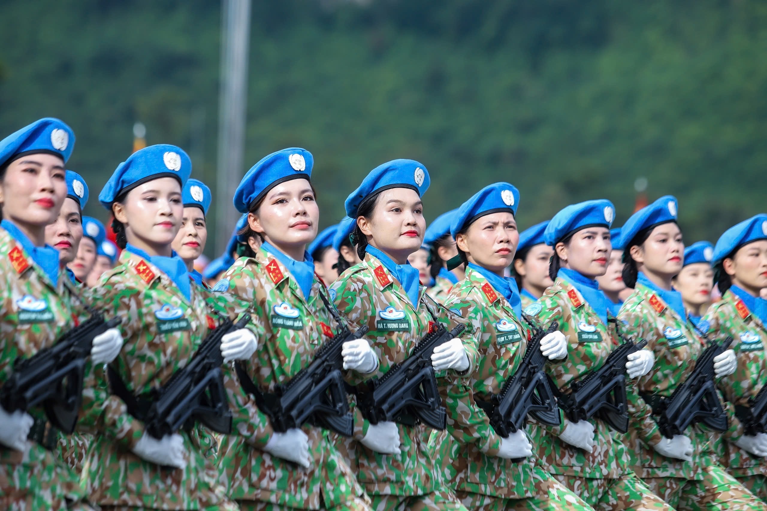 VIDEO: Chiêm ngưỡng xe tăng, tên lửa hợp luyện trong nắng gắt - Ảnh 17.