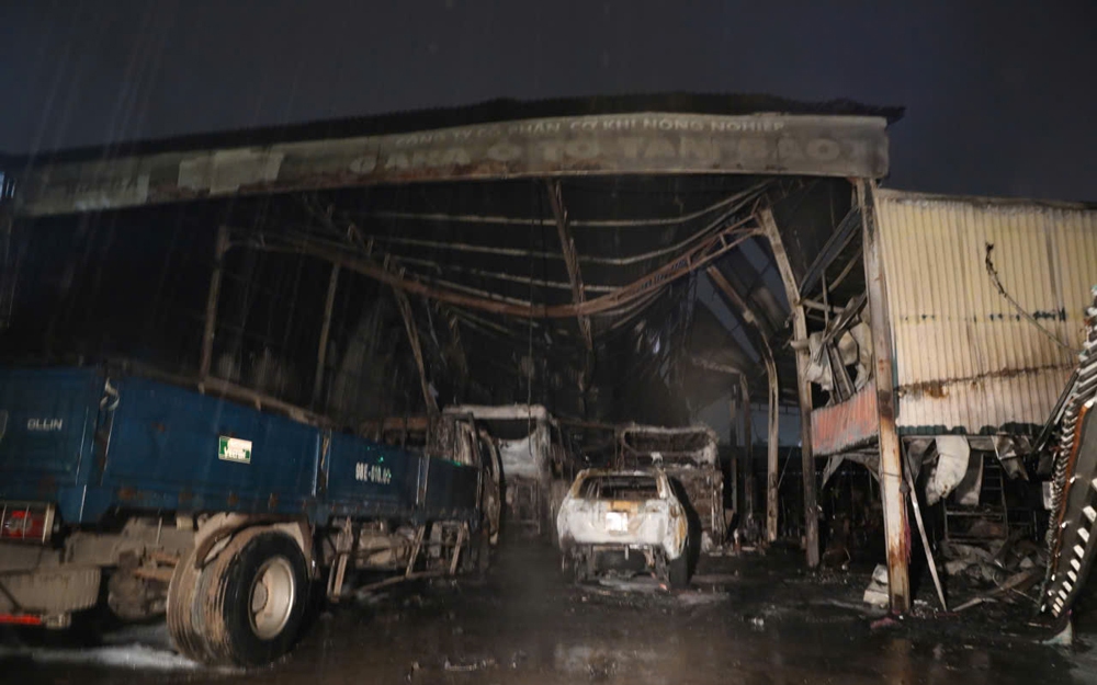 Ch&aacute;y garage &ocirc; t&ocirc; tại gia Lai thi&ecirc;u rụi nhiều xe v&agrave; t&agrave;i sản q&uacute;y gi&aacute; - Ảnh 1.