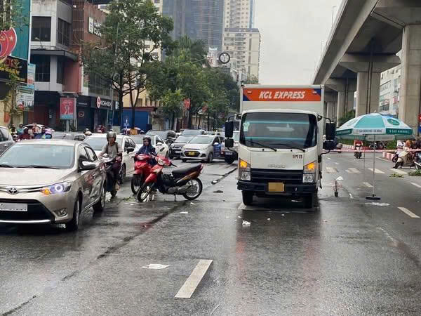 Va chạm với xe tải, 2 người đi xe máy thương vong- Ảnh 1. Va chạm với xe tải, 2 người đi xe máy thương vong- Ảnh 1.