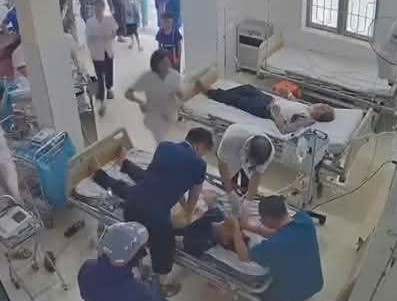 Người đàn ông bất ngờ đổ gục xuống nền, ngừng tim khi đang chờ khám bệnh- Ảnh 2.