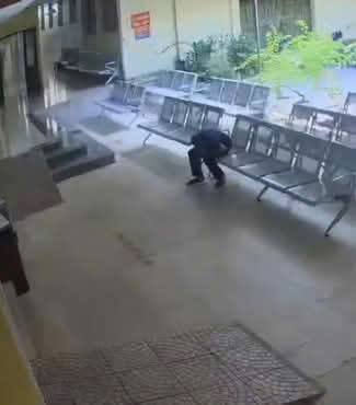 Người đàn ông bất ngờ đổ gục xuống nền, ngừng tim khi đang chờ khám bệnh- Ảnh 1.