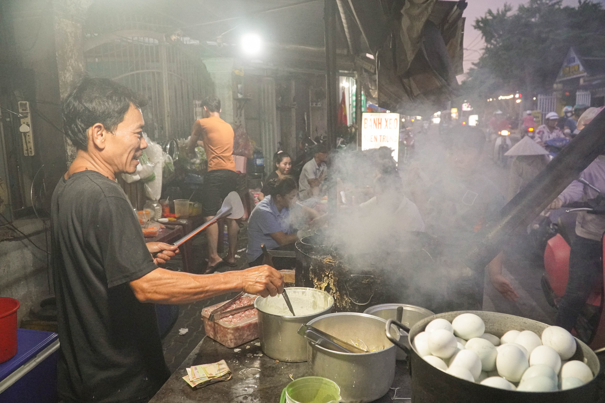 Xe bán bánh xèo của người cha đơn thân nuôi 2 con tự kỷ- Ảnh 12.