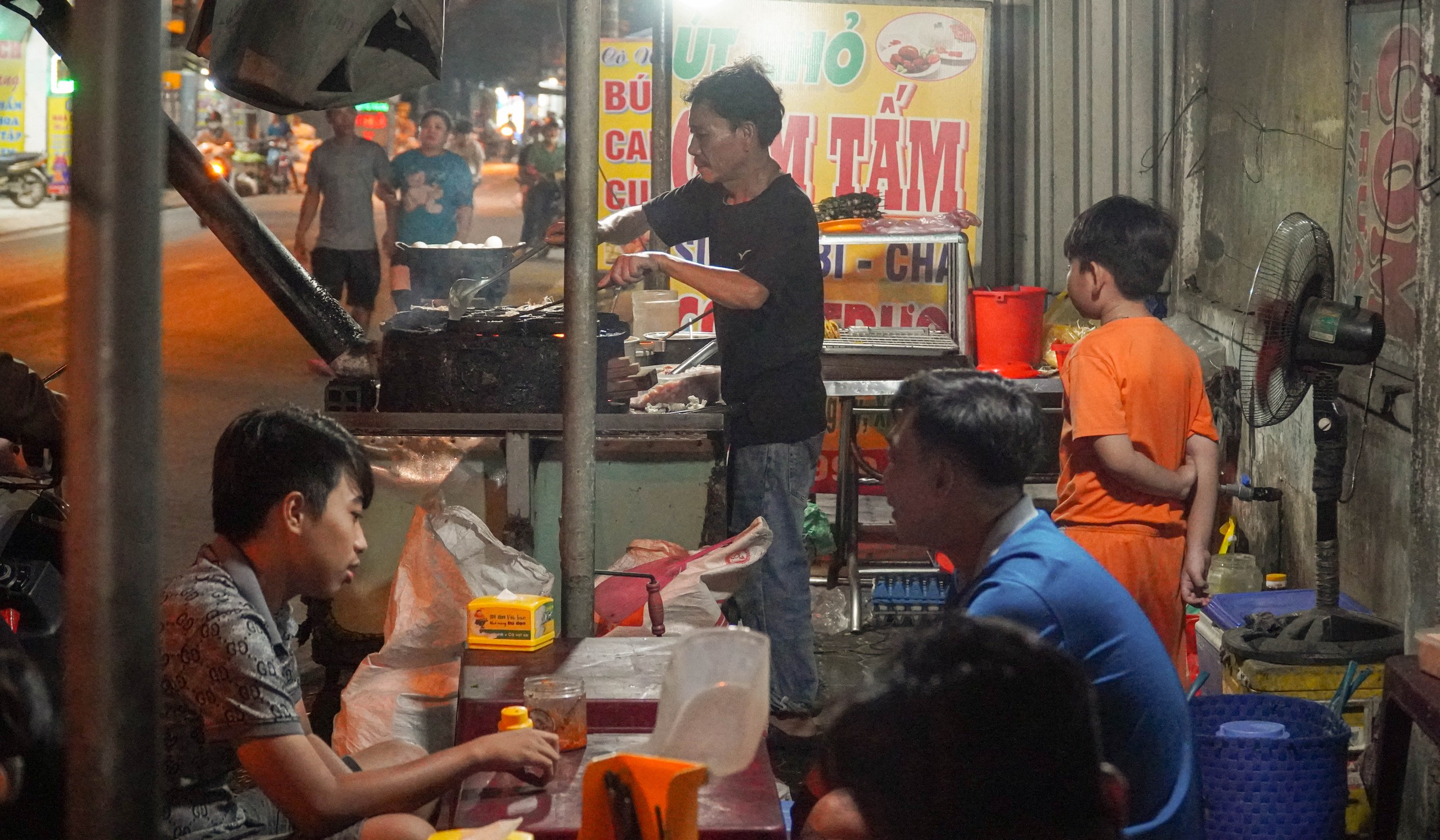 Xe bán bánh xèo của người cha đơn thân nuôi 2 con tự kỷ- Ảnh 7.