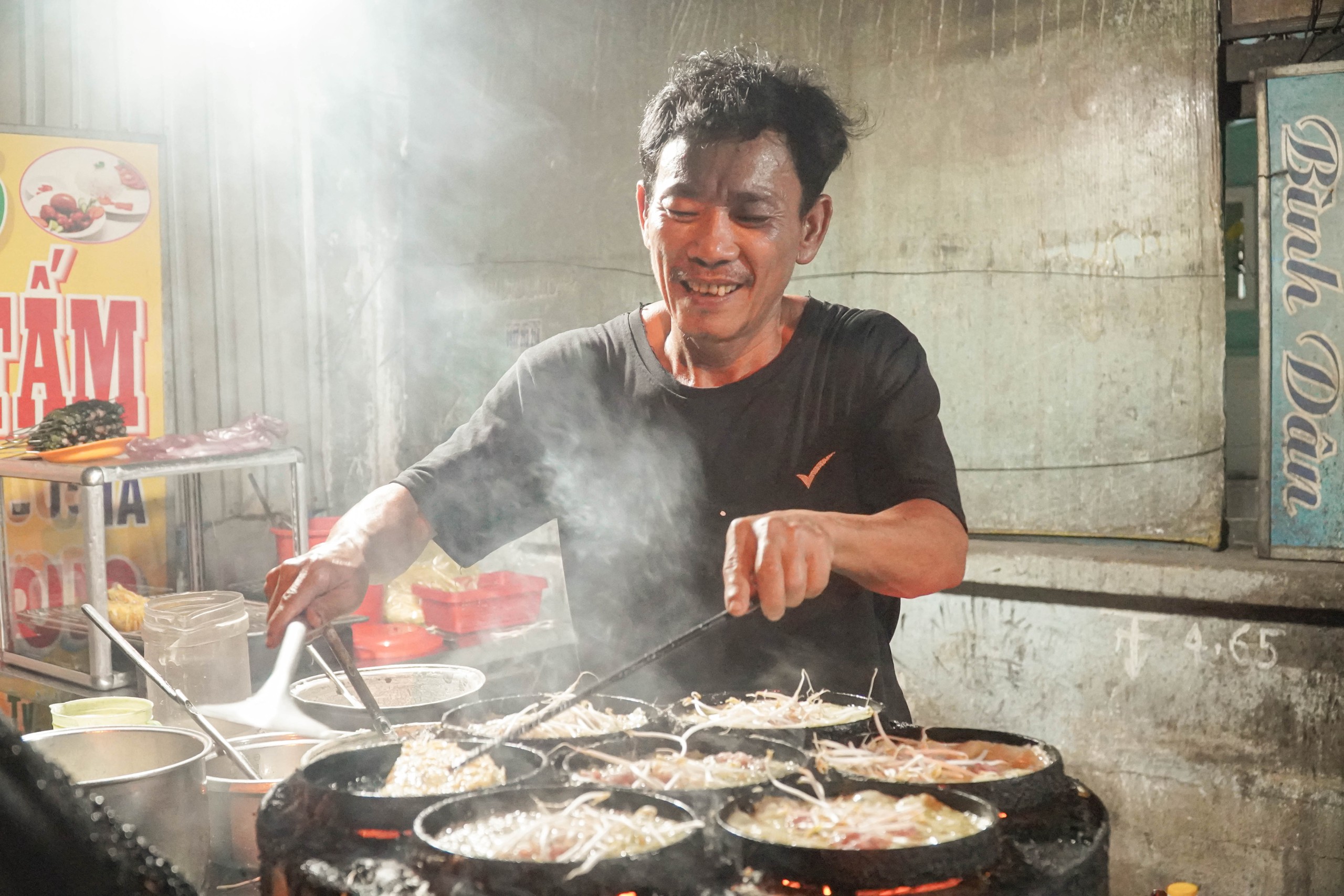 Xe bán bánh xèo của người cha đơn thân nuôi 2 con tự kỷ- Ảnh 1.