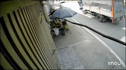 Tai nạn nghiêm trọng ở phường Long Bình , TP HCM làm một người tử vong - Ảnh 1. Tai nạn nghiêm trọng ở phường Long Bình , TP HCM làm một người tử vong - Ảnh 1.