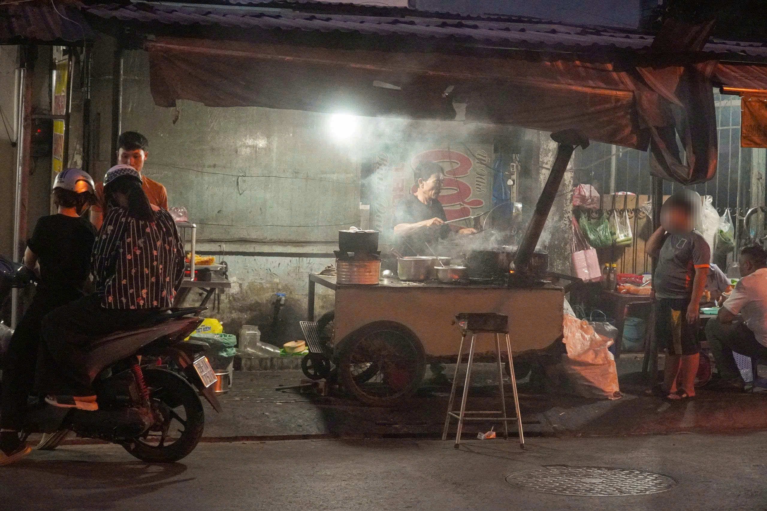 Xe bán bánh xèo của người cha đơn thân nuôi 2 con tự kỷ- Ảnh 6.