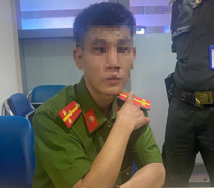 Giả công an vào sân bay Đà Nẵng để phân luồng xe