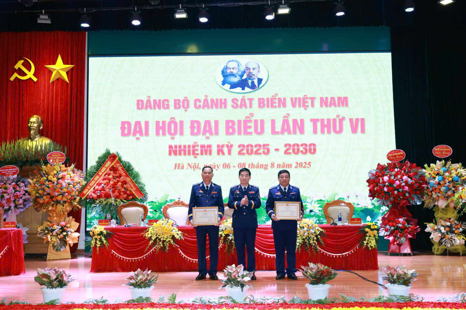 Bộ Tư lệnh Vùng Cảnh sát biển 4 được khen thưởng đột xuất - Ảnh 1.