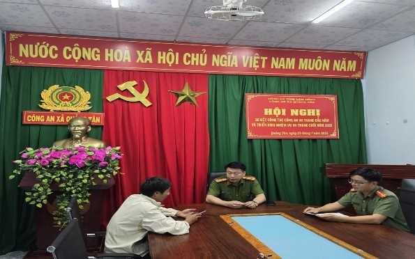 Lãnh đạo xã nói gì về việc người đặt nón bảo "xếp hàng" làm thủ tục hành chính - Ảnh 3.