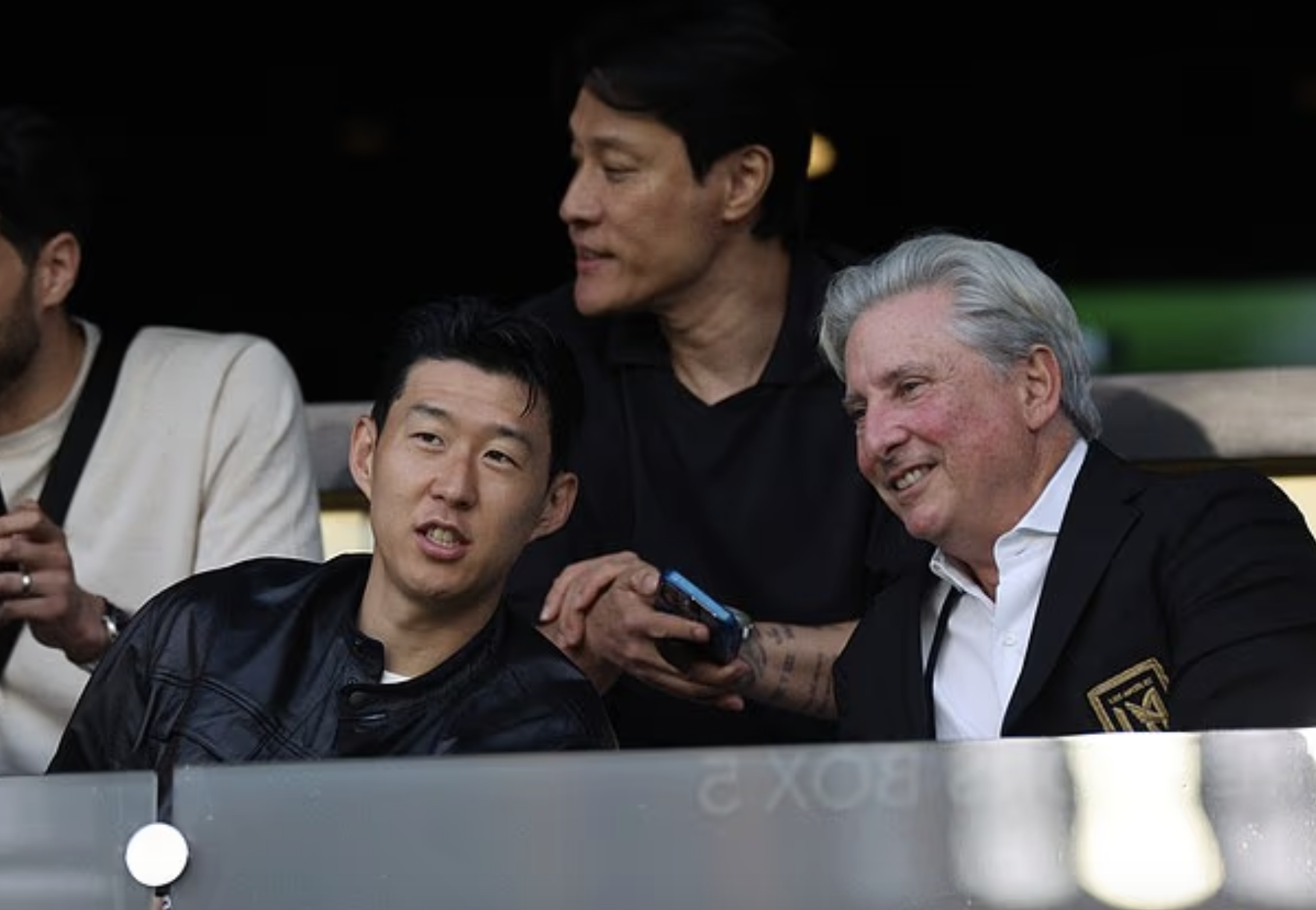 Cổ động viên Tottenham rơi nước mắt trong ngày chia tay Son Heung-min - Ảnh 6.