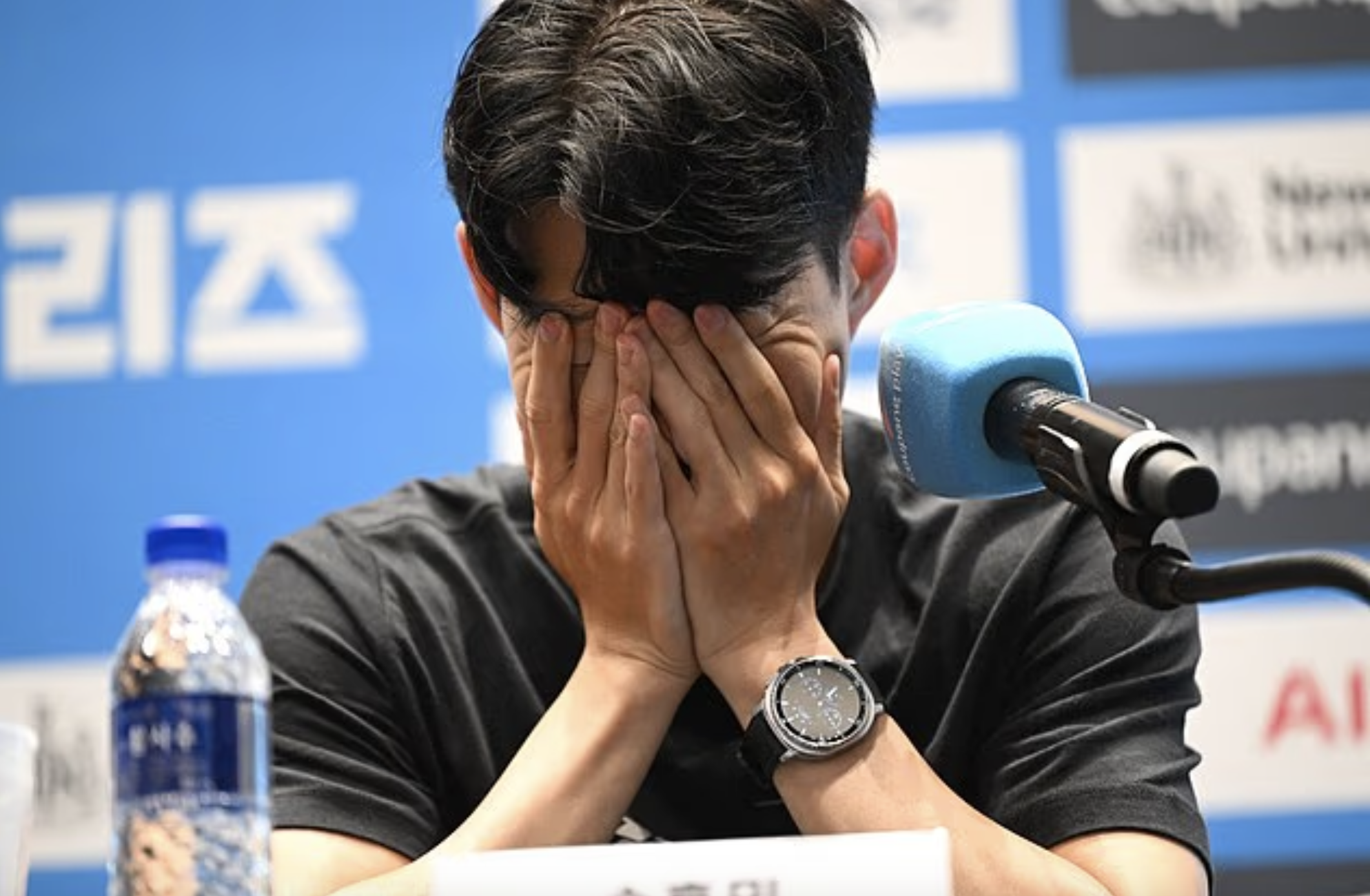 Cổ động viên Tottenham rơi nước mắt trong ngày chia tay Son Heung-min - Ảnh 1.