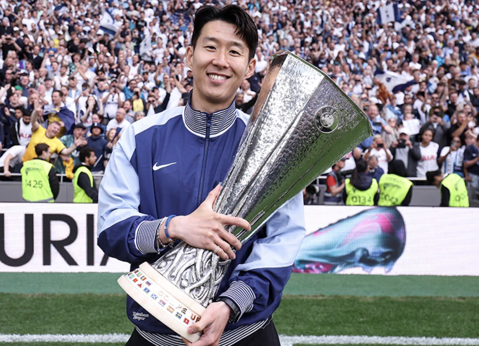 Cổ động viên Tottenham rơi nước mắt trong ngày chia tay Son Heung-min - Ảnh 3.