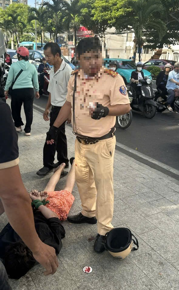 Trung tá Cảnh sát giao thông bị thanh niên Nga tấn công ở Nha Trang - Ảnh 1. Trung tá Cảnh sát giao thông bị thanh niên Nga tấn công ở Nha Trang - Ảnh 1.