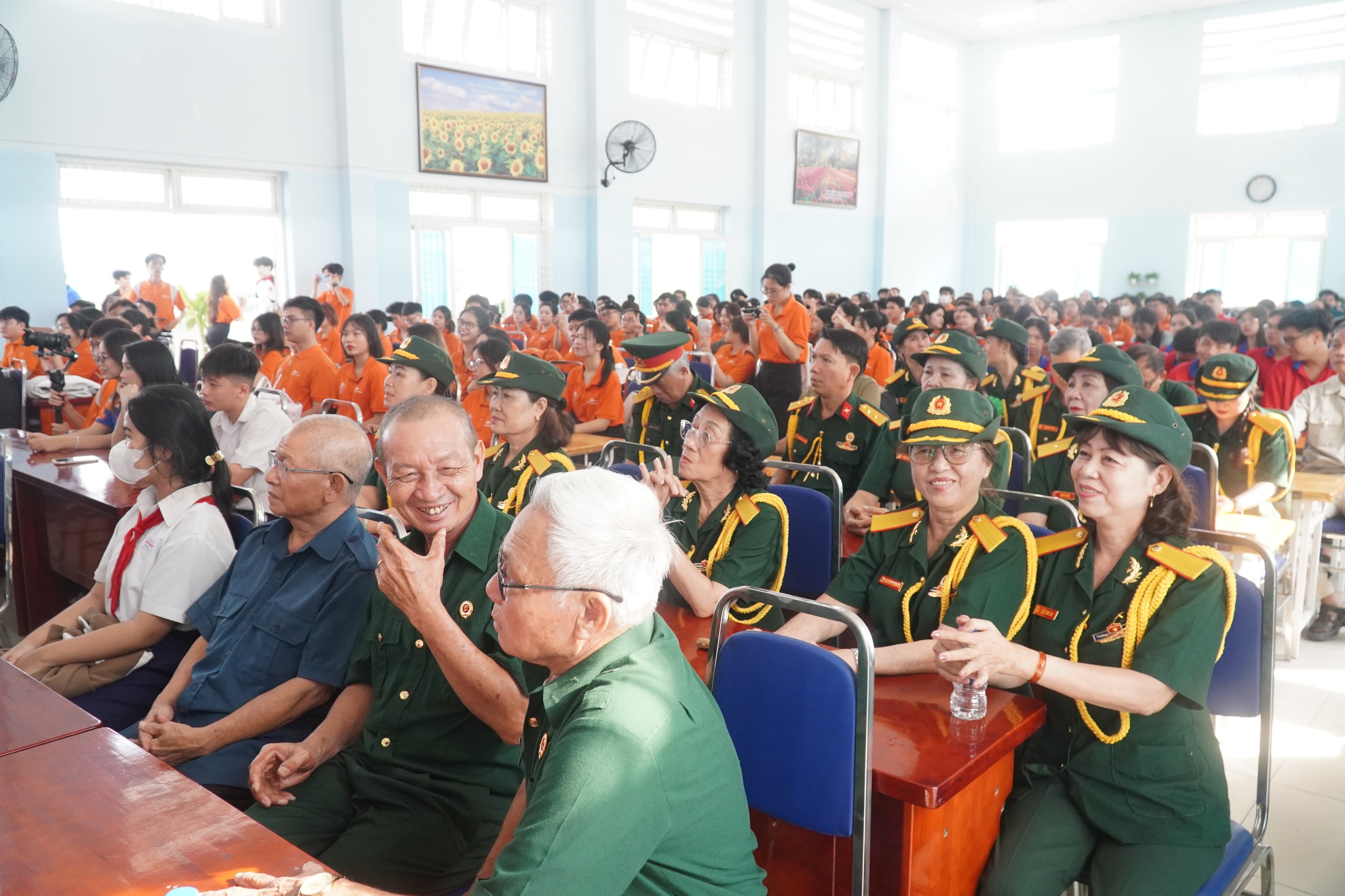 Studenti vybírají finanční prostředky na opravu domů pro veterány - Foto 2. Sinh viên gây quỹ, sửa nhà cho cựu chiến binh- Ảnh 2.