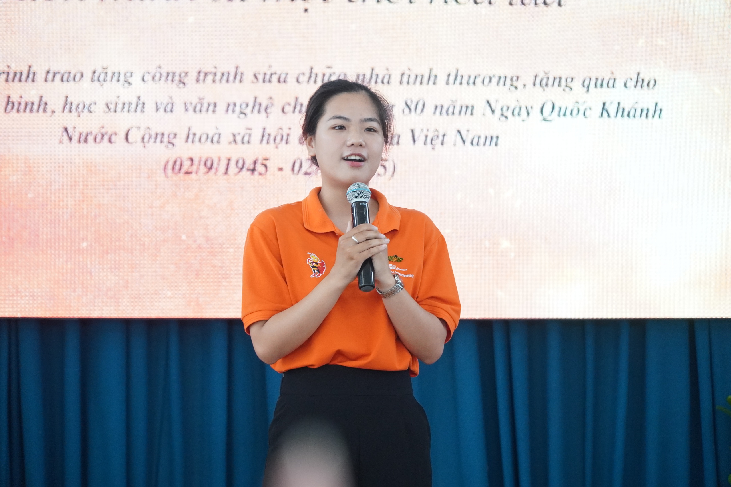 Studenti vybírají finanční prostředky na opravu domů pro veterány - Foto 3. Sinh viên gây quỹ, sửa nhà cho cựu chiến binh- Ảnh 3.