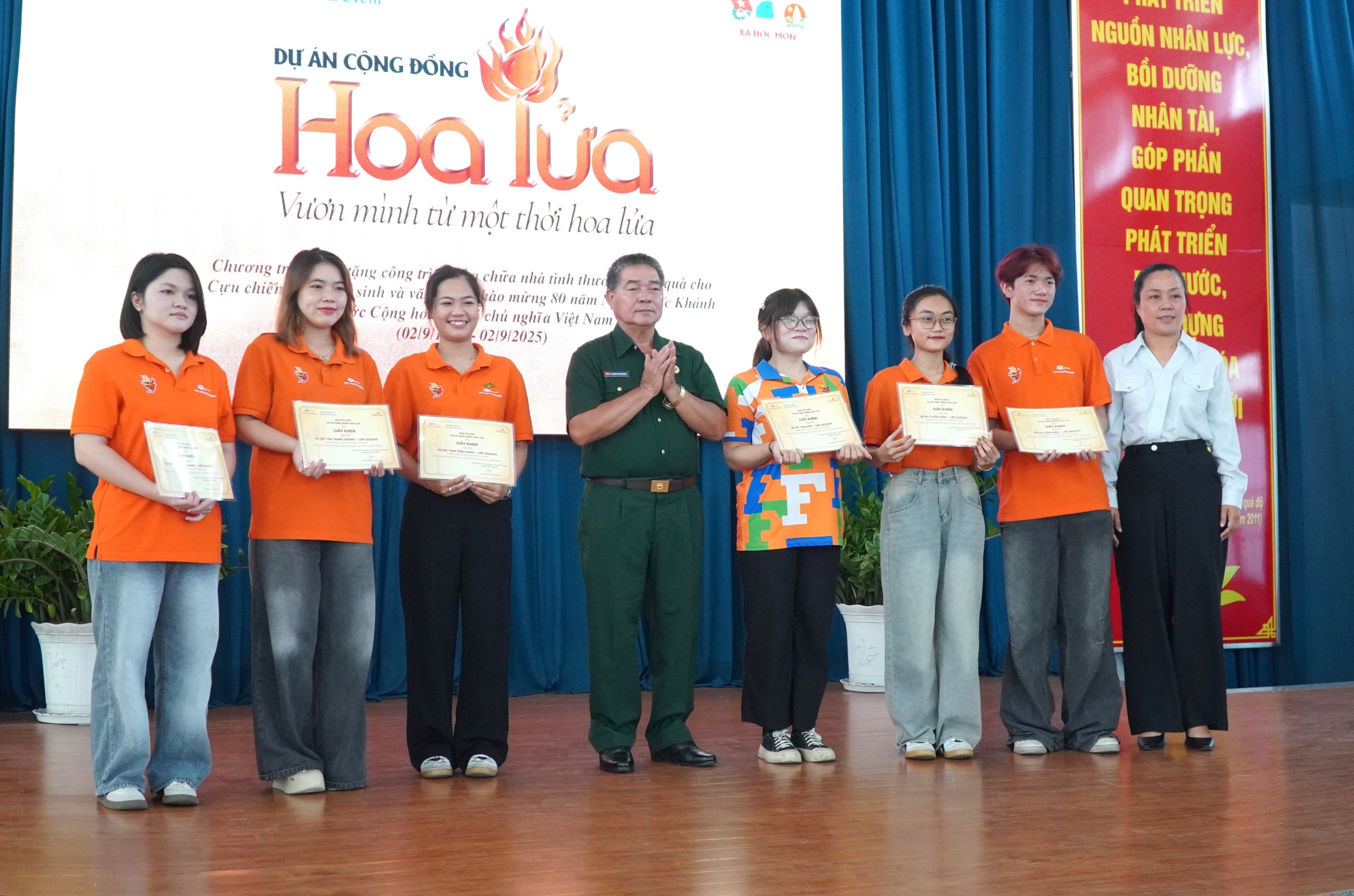 Studenti vybírají finanční prostředky na opravu domů pro veterány - Foto 4. Sinh viên gây quỹ, sửa nhà cho cựu chiến binh- Ảnh 4.