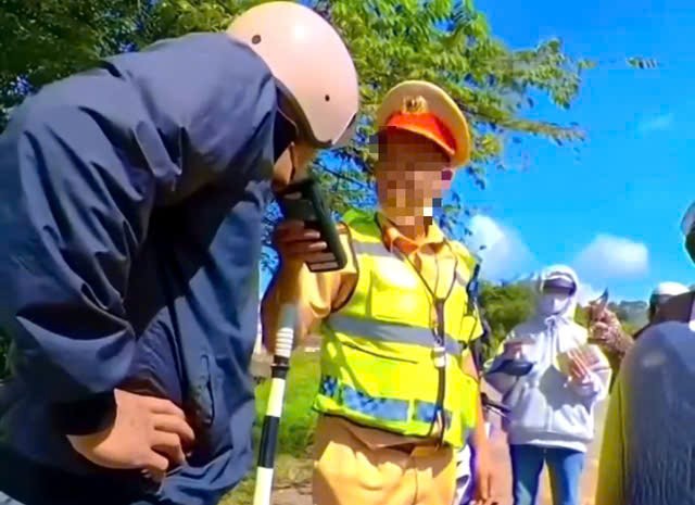 Cho ra khỏi lực lượng cán bộ CSGT vì phát ngôn thiếu chuẩn mực- Ảnh 1. Cho ra khỏi lực lượng cán bộ CSGT vì phát ngôn thiếu chuẩn mực- Ảnh 1.
