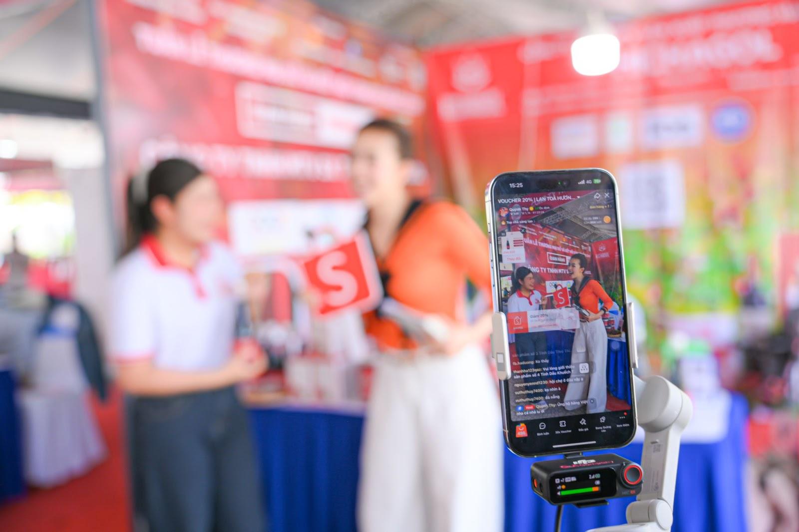 Tuần lễ TMĐT - Kết nối vùng Đà Nẵng 2025: Quảng bá sản phẩm OCOP qua Shopee Live- Ảnh 3. Tuần lễ TMĐT - Kết nối vùng Đà Nẵng 2025: Quảng bá sản phẩm OCOP qua Shopee Live- Ảnh 3.