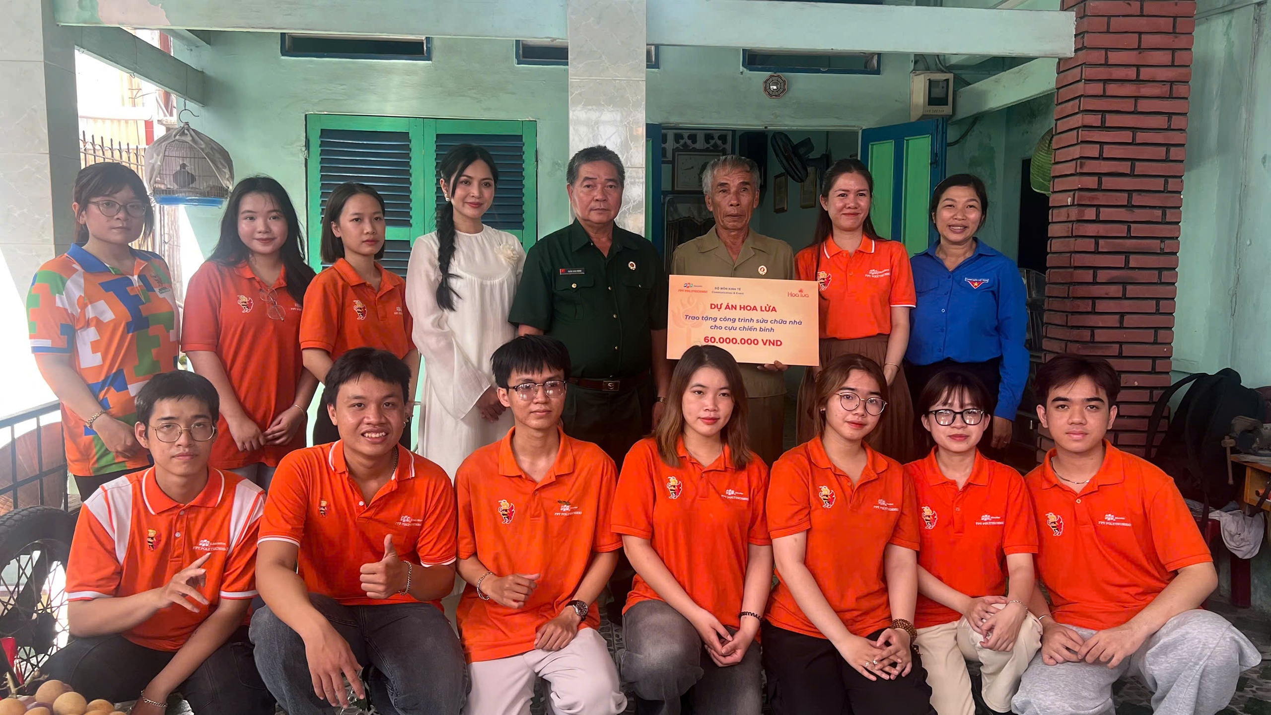 Studenti vybírají finanční prostředky na opravu domů pro veterány - Foto 1. Sinh viên gây quỹ, sửa nhà cho cựu chiến binh- Ảnh 1.