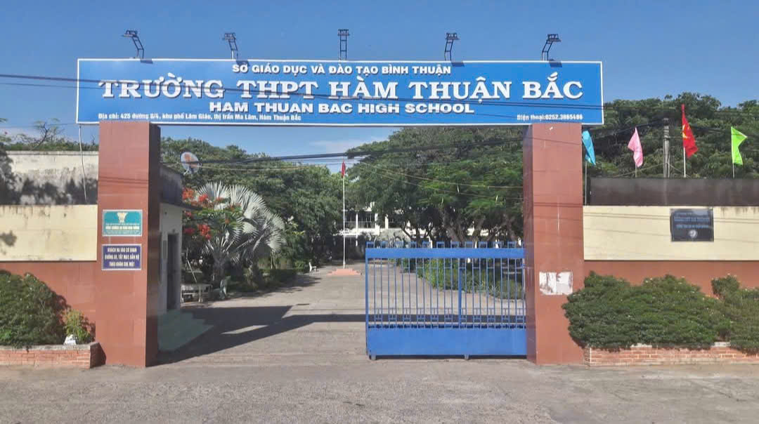 Inte tillräckligt med lärare, elever placeras i klasser mot sin vilja: Vad säger skolan? - Foto 1. Không đủ giáo viên, học sinh bị xếp lớp trái nguyện vọng: Nhà trường nói gì?- Ảnh 1.