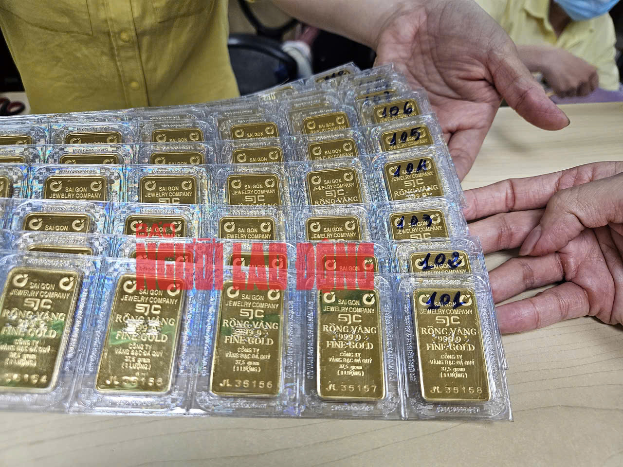Η τιμή της χρυσής ράβδου SJC σημείωσε νέο ιστορικό υψηλό το βράδυ της 8ης Αυγούστου - Φωτογραφία 2. Giá vàng miếng SJC lập đỉnh lịch sử mới vào Tối 8 - 8 - Ảnh 2.