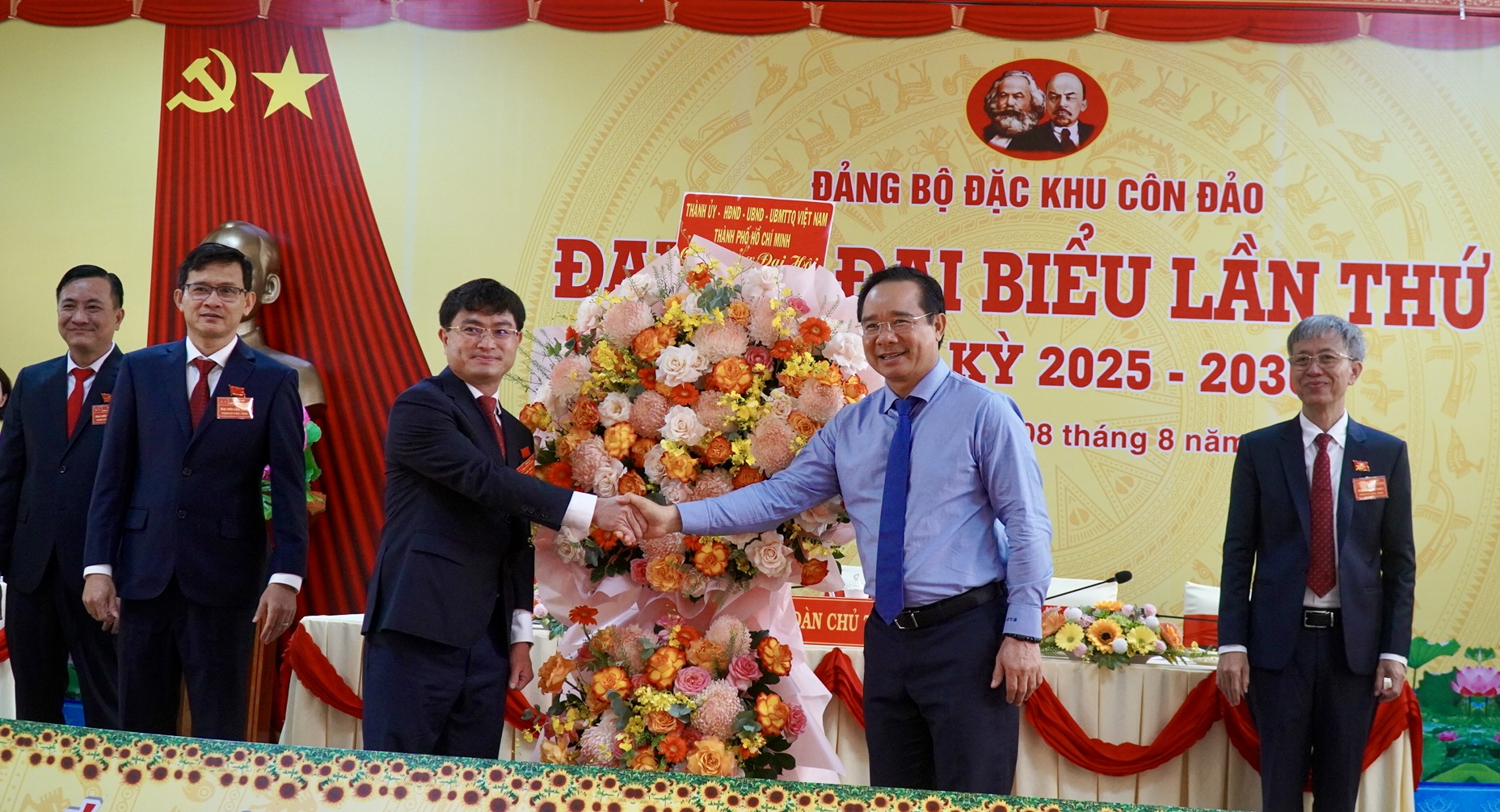 Att bygga Con Dao till ett regionalt och internationellt turistområde - Foto 1. Xây dựng Côn Đảo trở thành khu du lịch đẳng cấp khu vực và quốc tế- Ảnh 1.