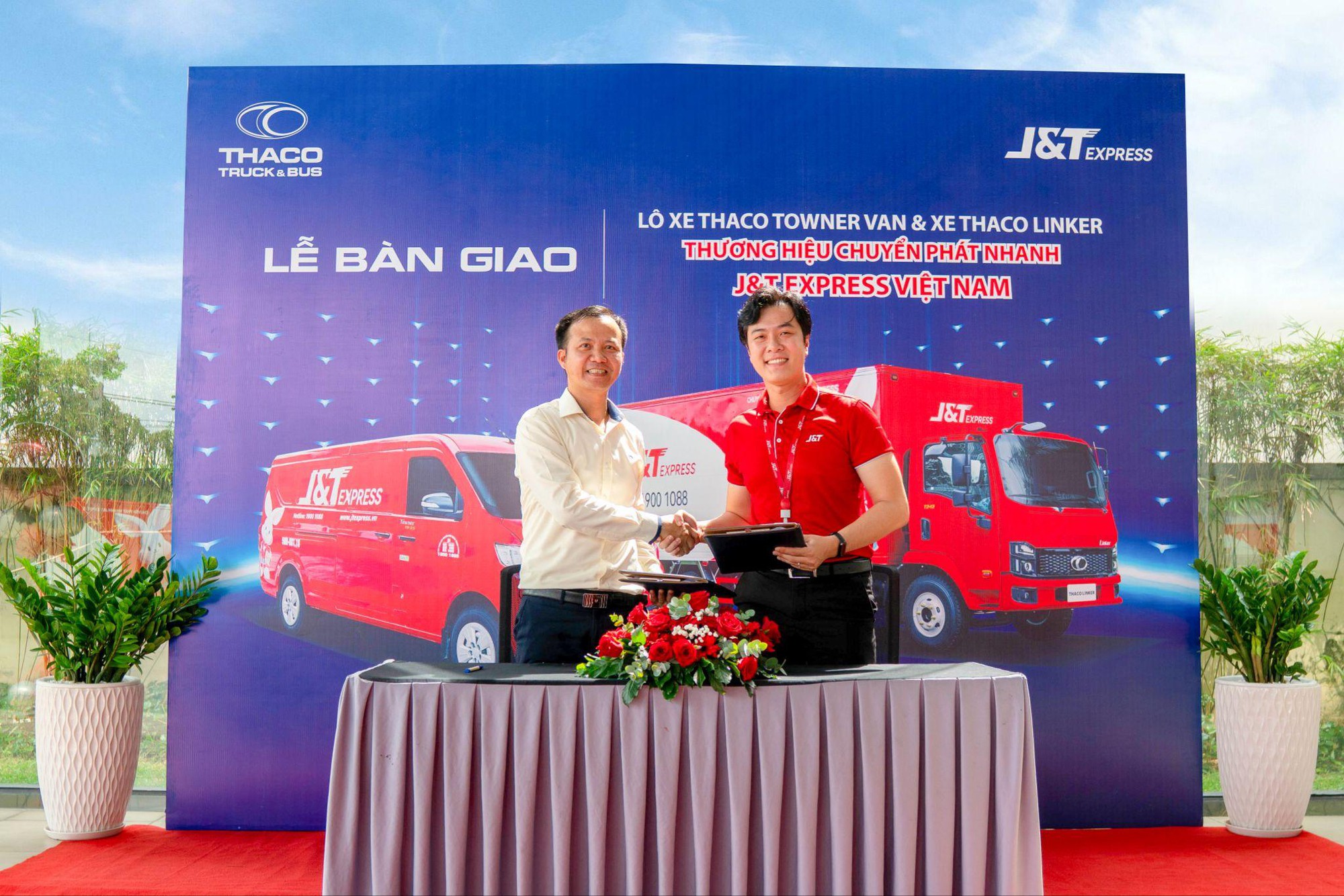 THACO AUTO bàn giao lô 315 xe tải cho J&T Express Việt Nam- Ảnh 1.
