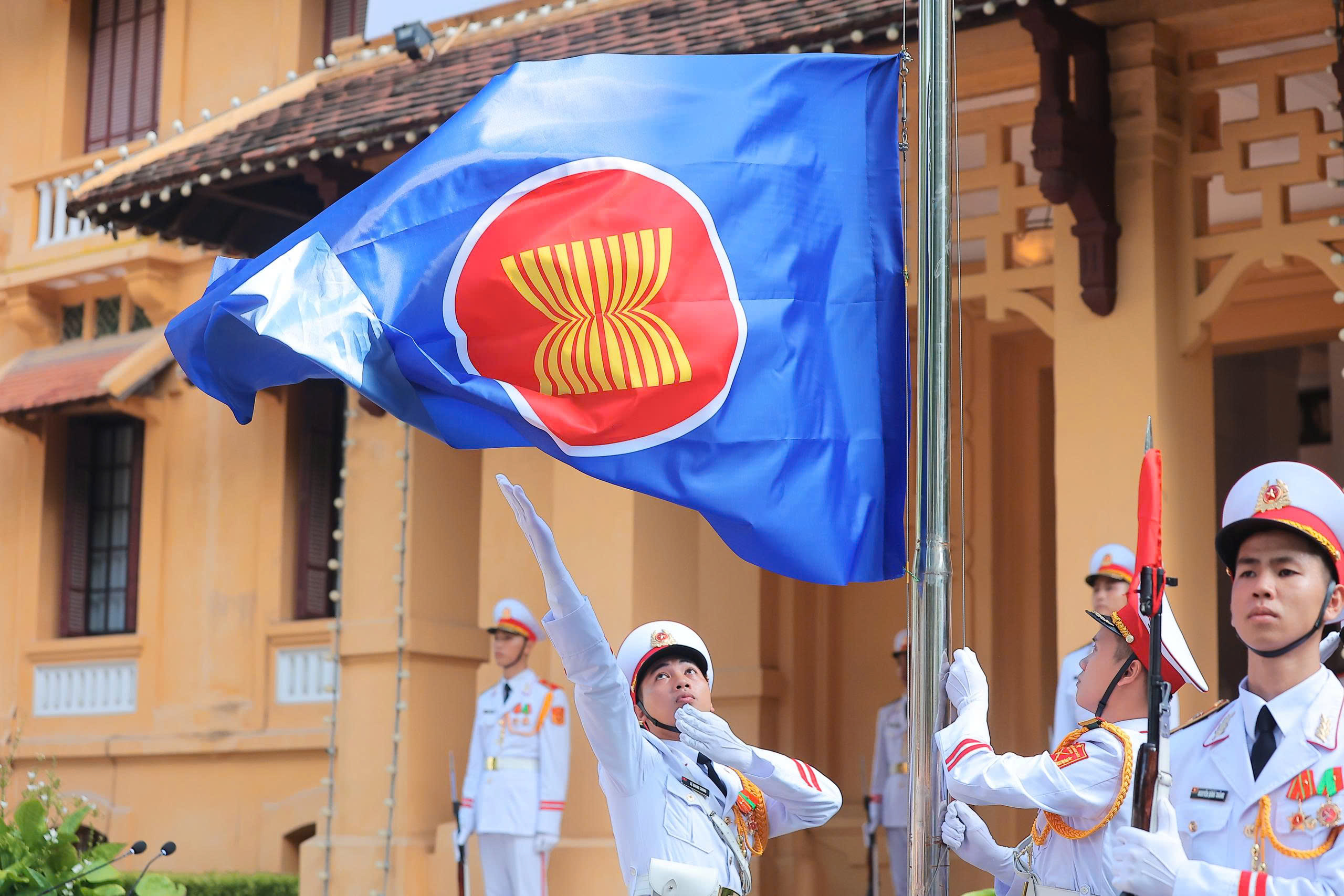 Trang trọng Lễ thượng cờ ASEAN tại Hà Nội