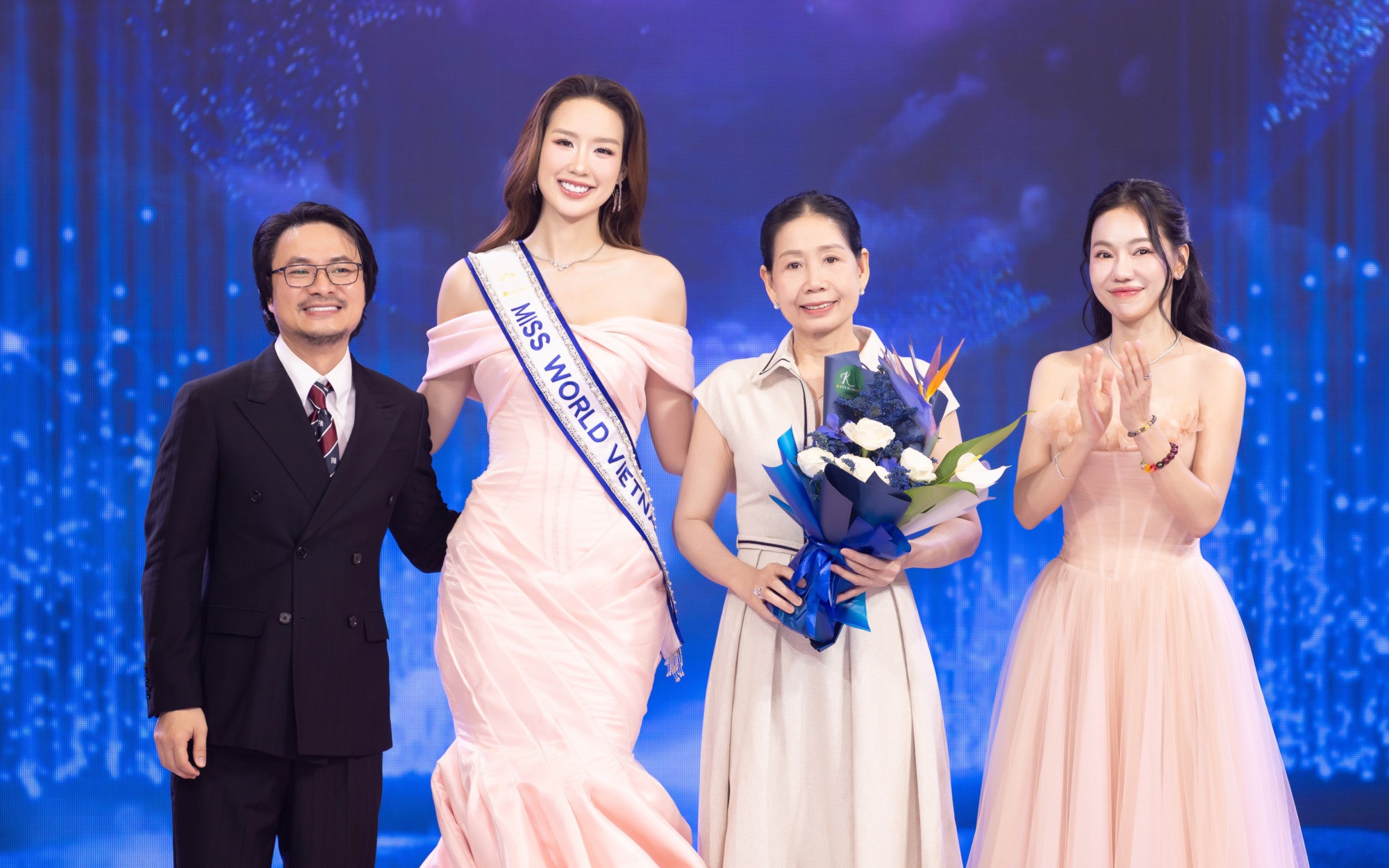 Hoa Hậu Bảo Ngọc "Giao nắng, chuyển yêu thương" đến trẻ em vùng lũ tại Lạng Sơn Và Quảng Ninh

 - Ảnh 2.