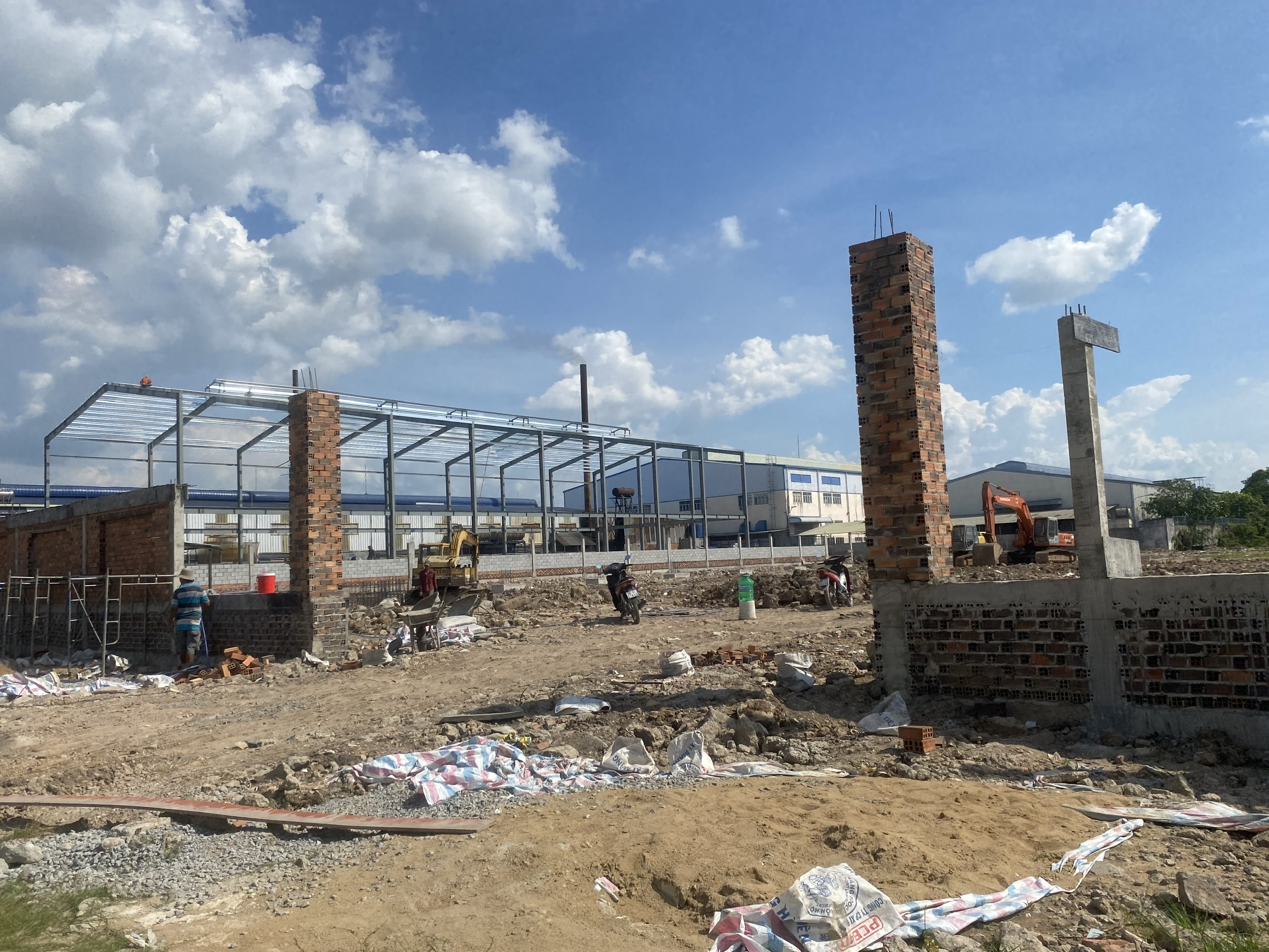 Mập mờ xây dựng không phép trên đất đang tranh chấp - Ảnh 1.