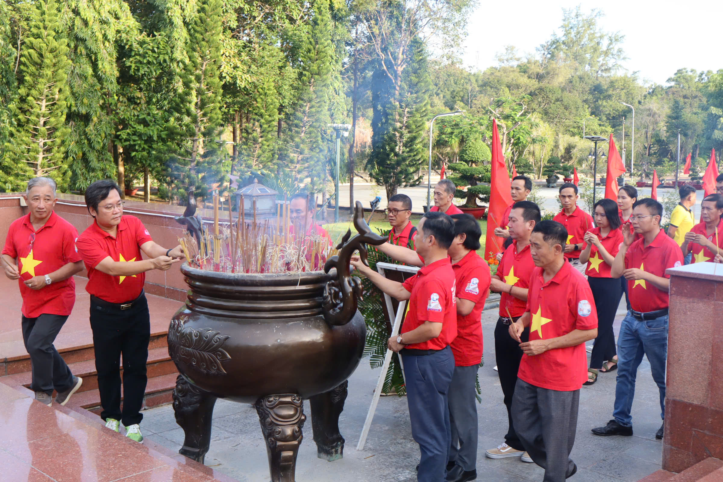Foto av particellen i redaksjonen til avisen Lao Dong som vender tilbake til sine røtter i Con Dao - Foto 5. Hình ảnh Chi bộ Tòa soạn Báo Người Lao Động về nguồn tại Côn Đảo- Ảnh 5.