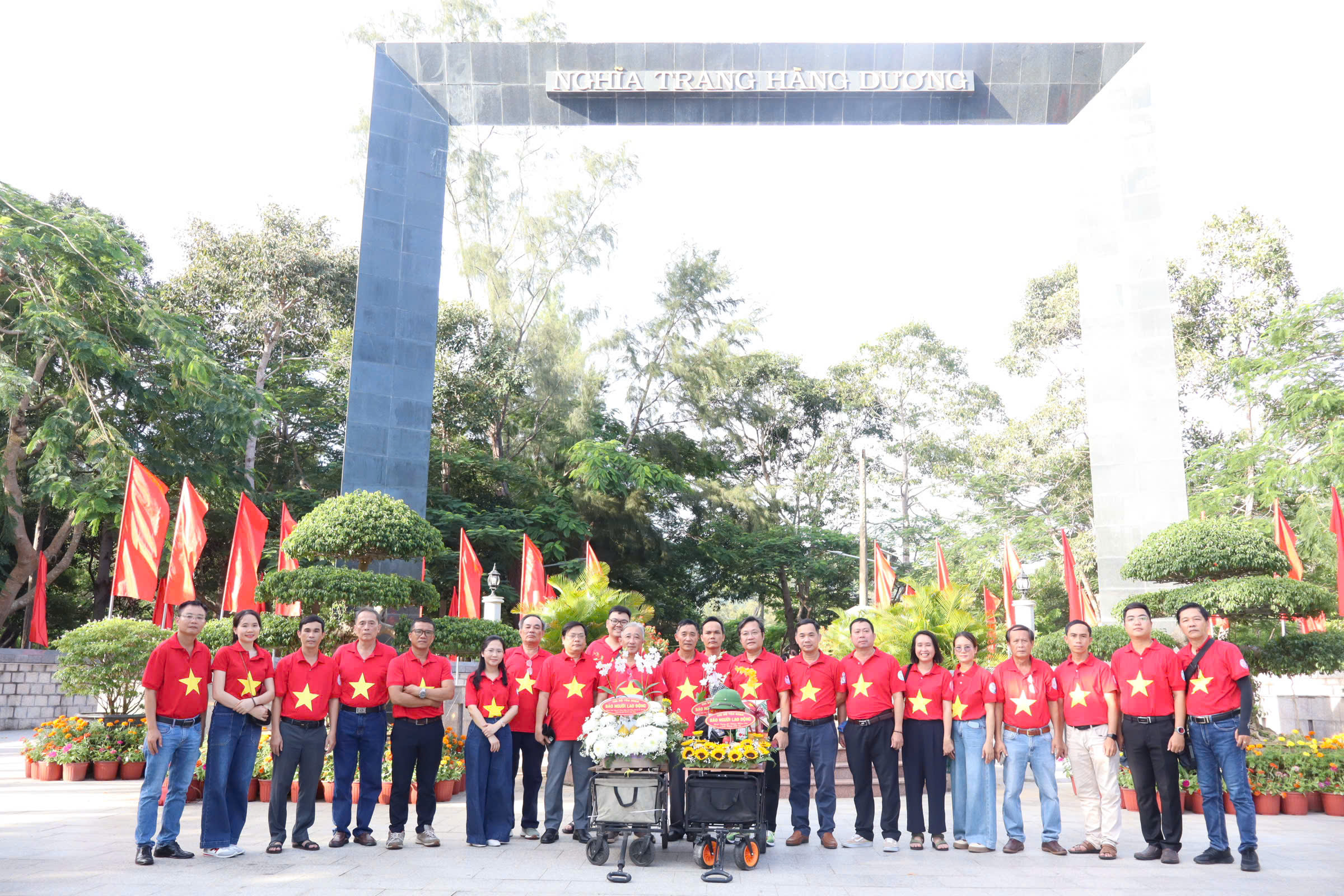 Foto av particellen i redaksjonen til avisen Lao Dong som vender tilbake til sine røtter i Con Dao – foto 3. Hình ảnh Chi bộ Tòa soạn Báo Người Lao Động về nguồn tại Côn Đảo- Ảnh 3.