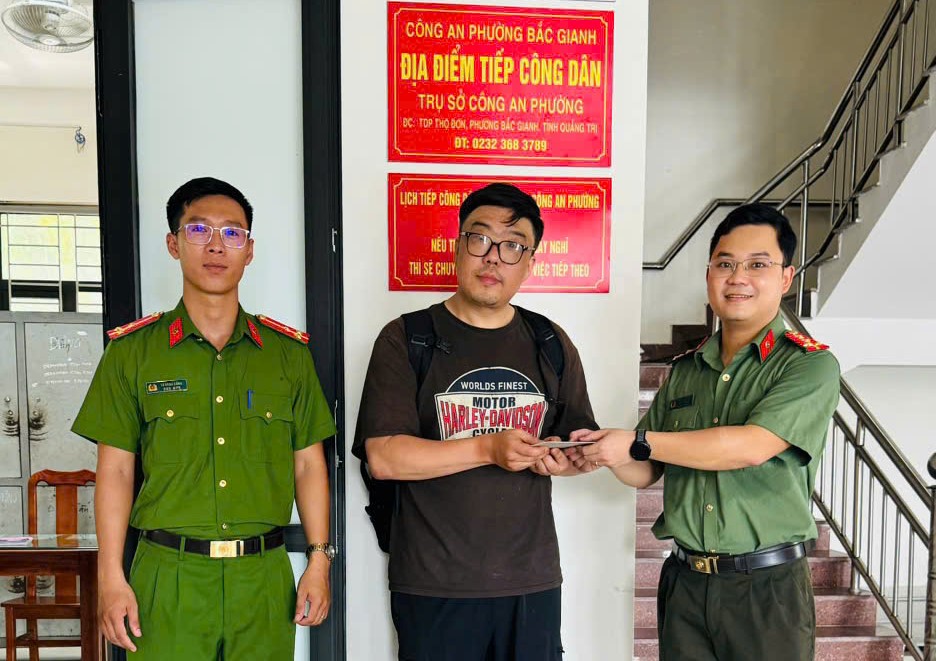 Chiếc balô "bí ẩn" trên đường Ba Trại là của du khách Hàn Quốc- Ảnh 1. Chiếc balô "bí ẩn" trên đường Ba Trại là của du khách Hàn Quốc- Ảnh 1.