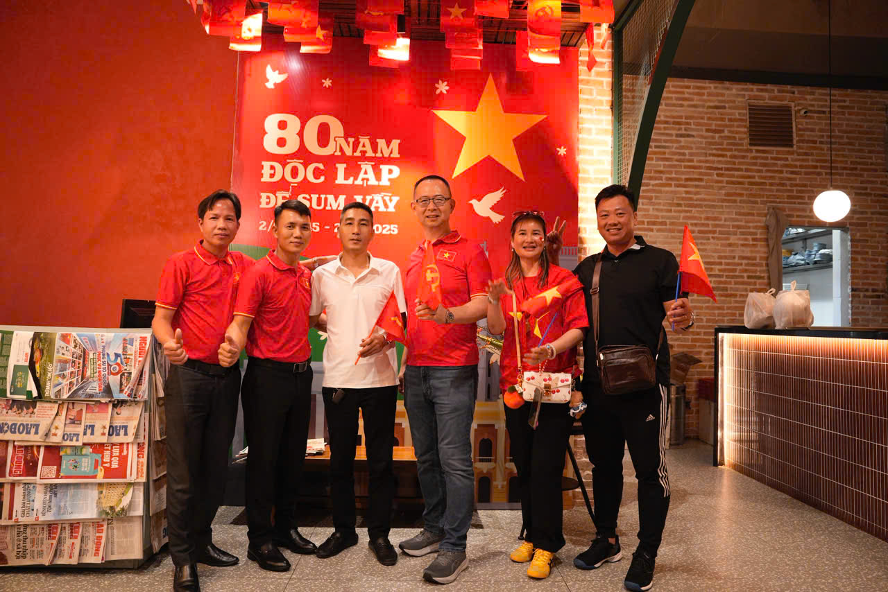 Công ty ở TP HCM đưa 36 đoàn viên ra Hà Nội xem diễu binh Quốc khánh 2 - 9 - Ảnh 6. Công ty ở TP HCM đưa 36 đoàn viên ra Hà Nội xem diễu binh Quốc khánh 2 - 9 - Ảnh 6.