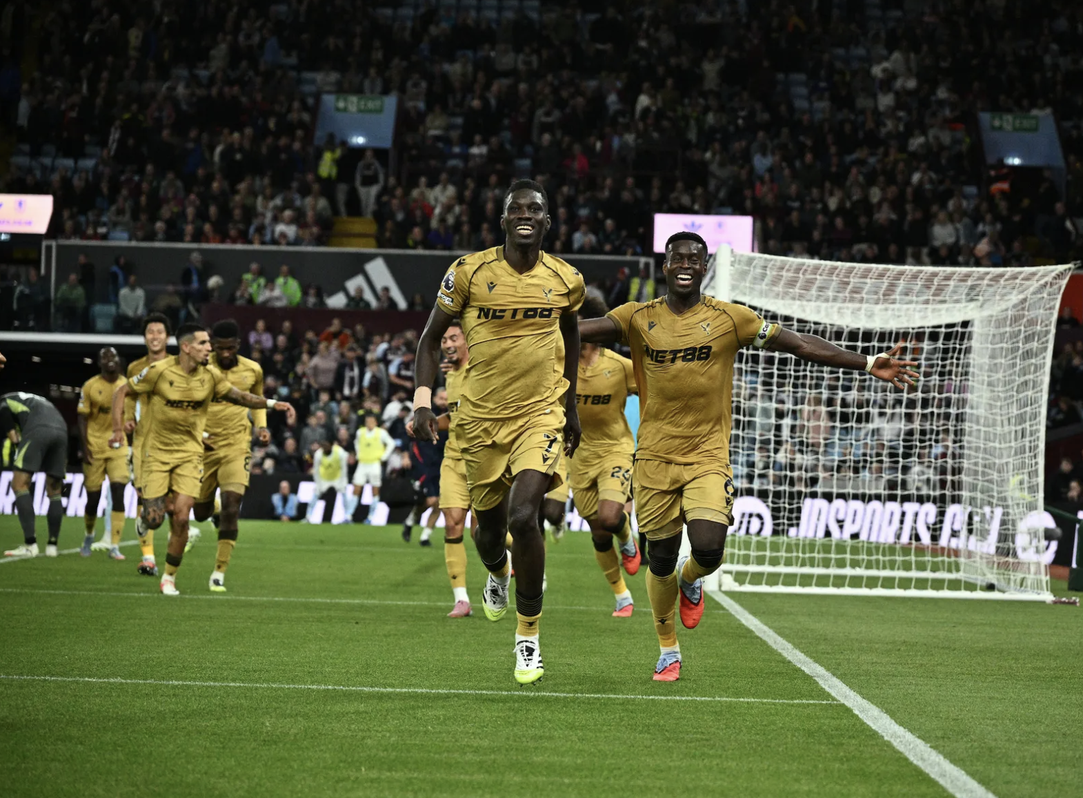 Crystal Palace thăng hoa, hạ gục Aston Villa 3-0 tại Villa Park- Ảnh 7. Crystal Palace thăng hoa, hạ gục Aston Villa 3-0 tại Villa Park- Ảnh 7.