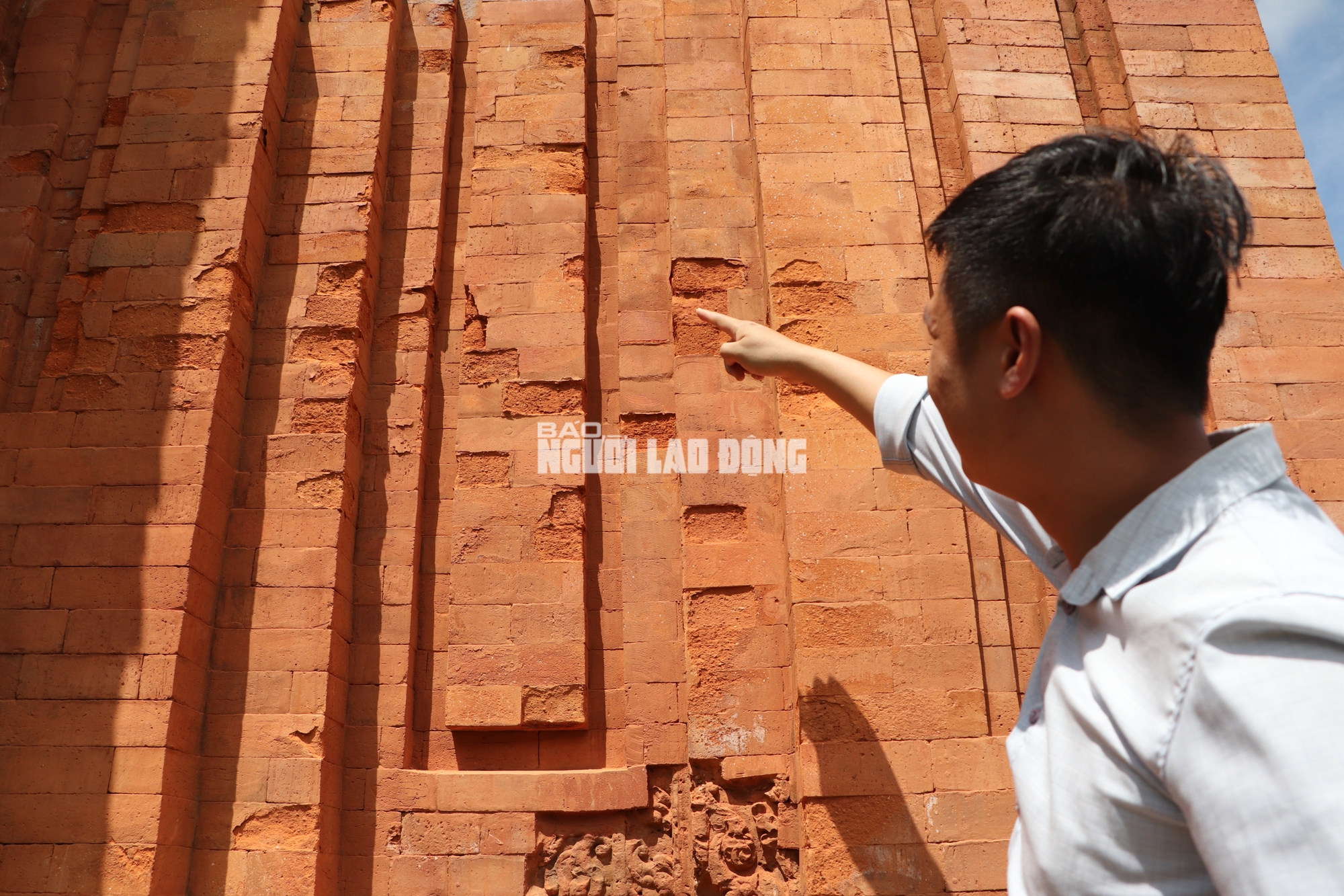 CLIP: Mới trùng tu 12,6 tỉ, gạch tháp Chăm Khương Mỹ ở Đà Nẵng bị mủn nát - Ảnh 1. CLIP: Mới trùng tu 12,6 tỉ, gạch tháp Chăm Khương Mỹ ở Đà Nẵng bị mủn nát - Ảnh 1.