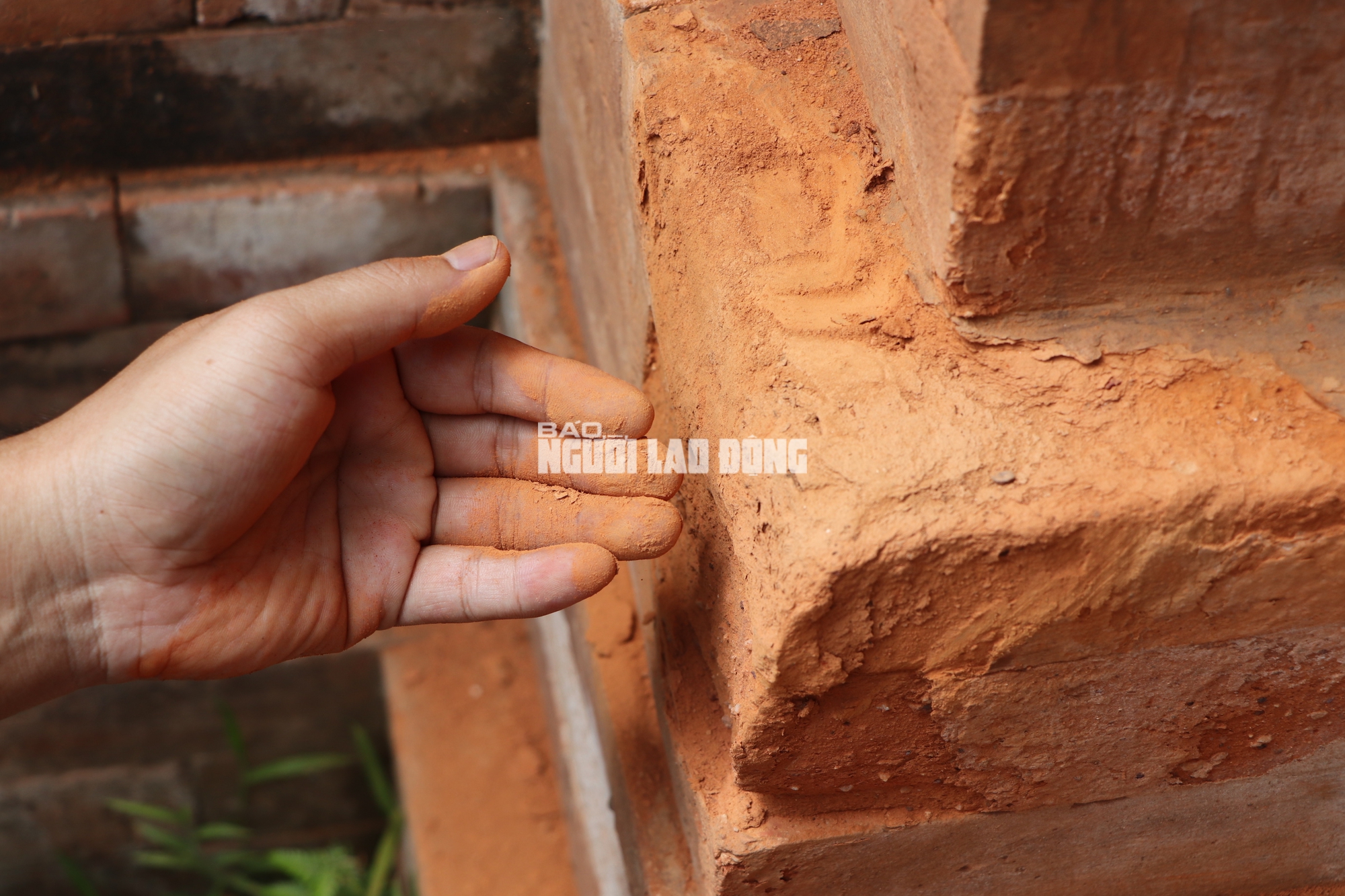 CLIP: Mới trùng tu 12,6 tỉ, gạch tháp Chăm Khương Mỹ ở Đà Nẵng bị mủn nát - Ảnh 6. CLIP: Mới trùng tu 12,6 tỉ, gạch tháp Chăm Khương Mỹ ở Đà Nẵng bị mủn nát - Ảnh 6.