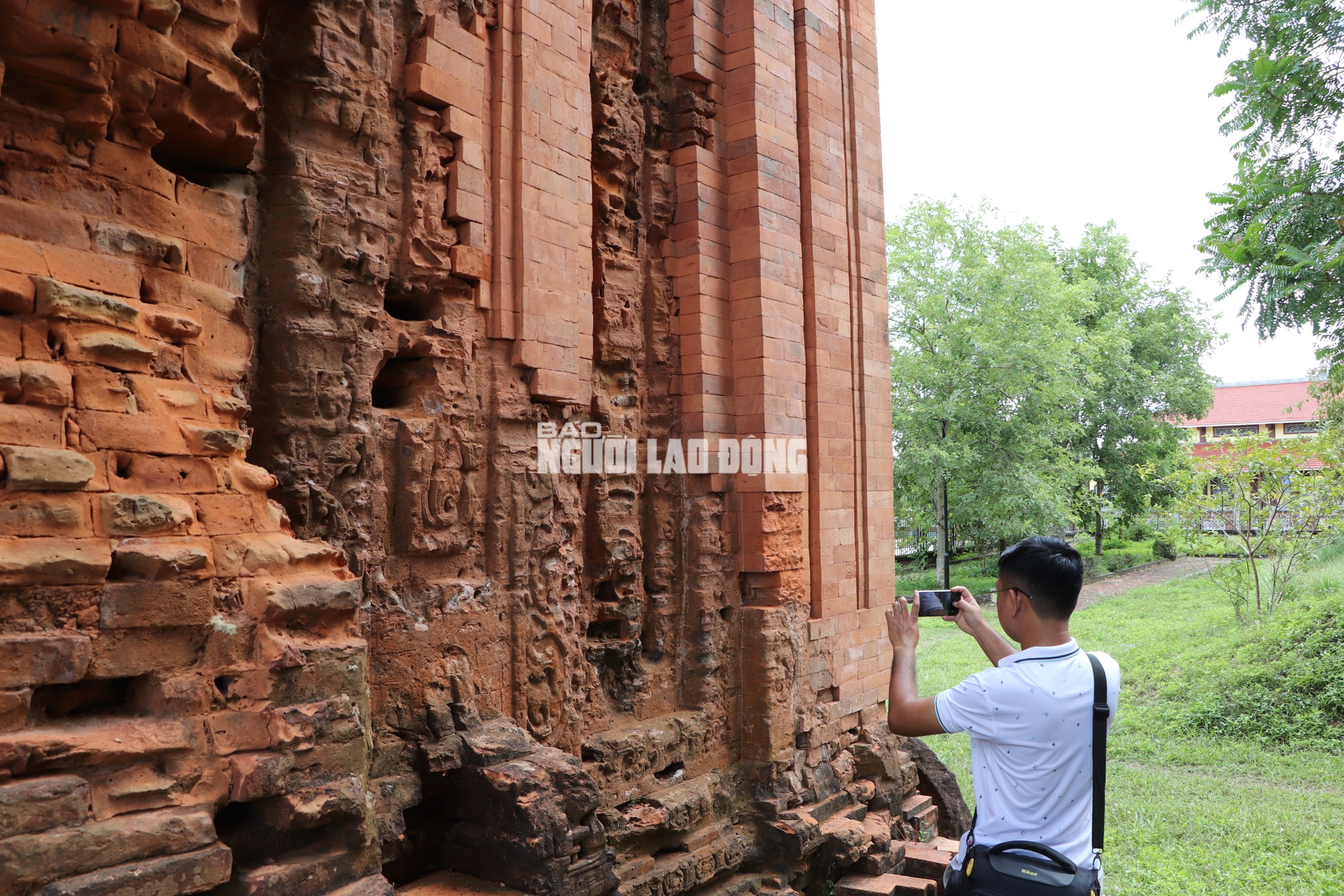 CLIP: Mới trùng tu 12,6 tỉ, gạch tháp Chăm Khương Mỹ ở Đà Nẵng bị mủn nát - Ảnh 11. CLIP: Mới trùng tu 12,6 tỉ, gạch tháp Chăm Khương Mỹ ở Đà Nẵng bị mủn nát - Ảnh 11.